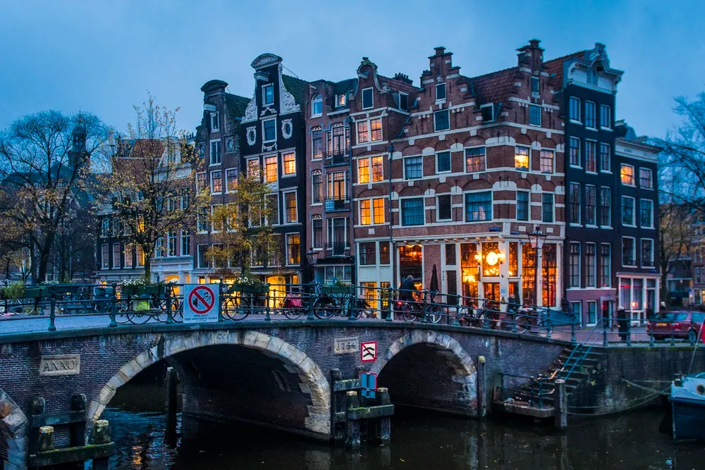 Lekkeresluis Brug and canal houses