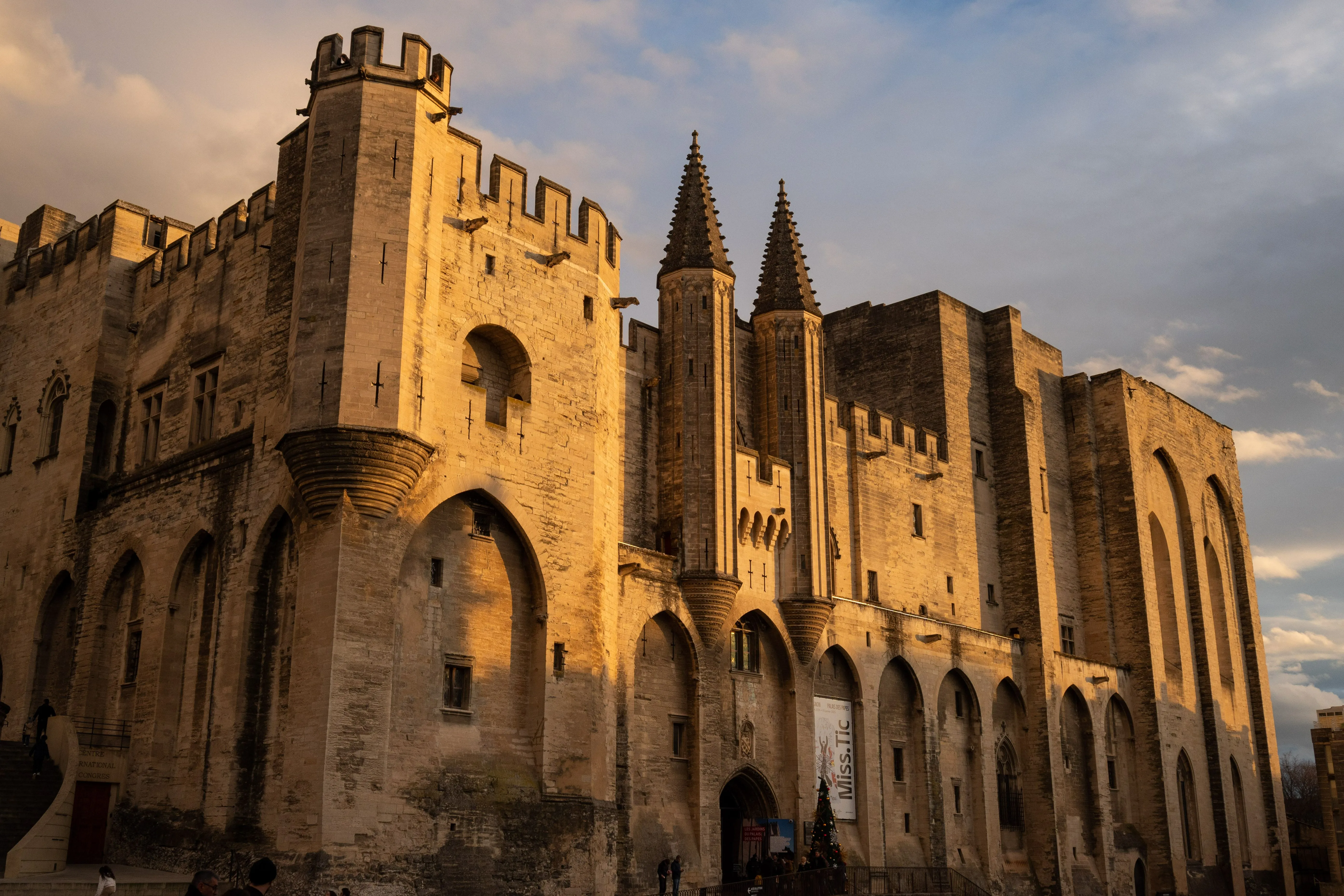 Sunrise to Sunset: A Full-Day Light Loop Around the Palais des Papes