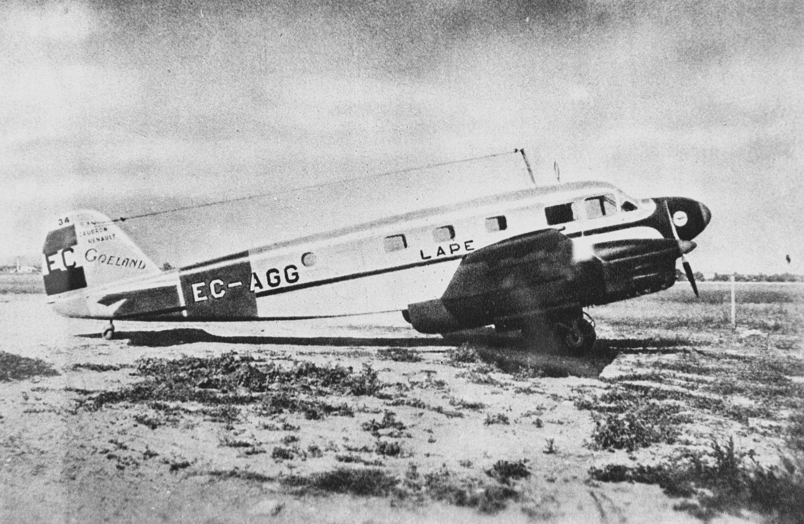 Aircraft at El Prat airport in the 1950s