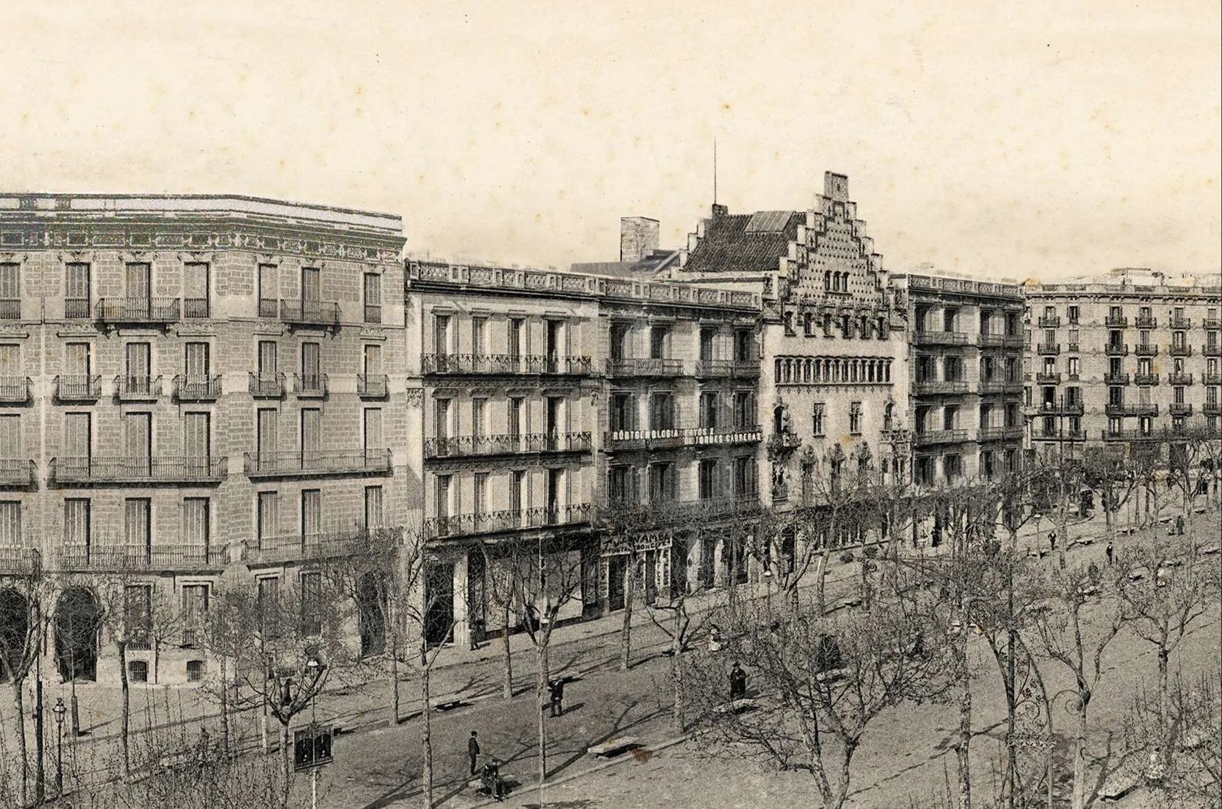 History & Transformation: From Conventional Building to Gaudí's 1904–1906 Metamorphosis