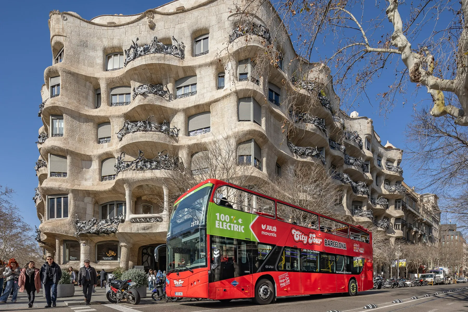 Bus passing Casa Batlló