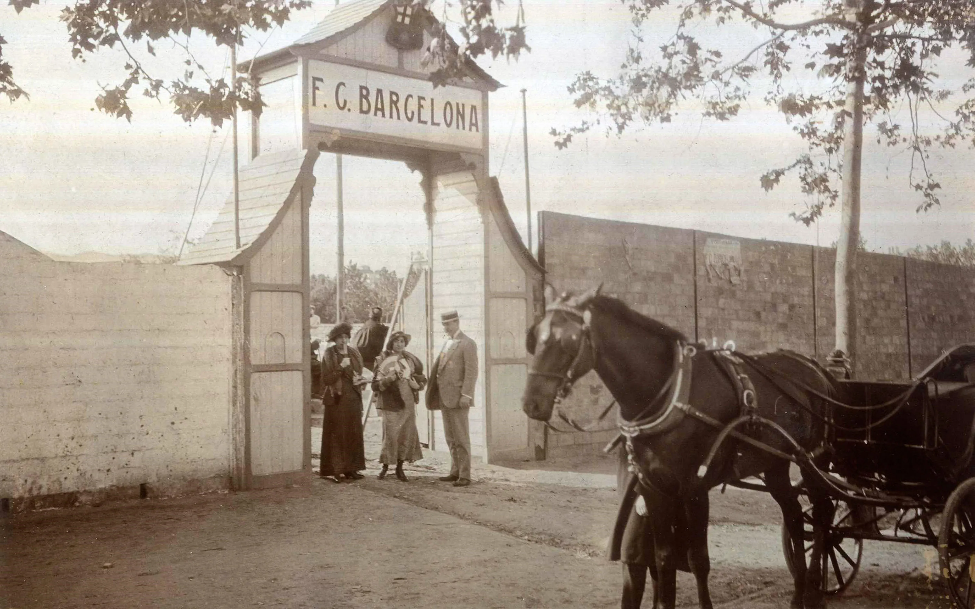 Campo de la calle Industria - entrada