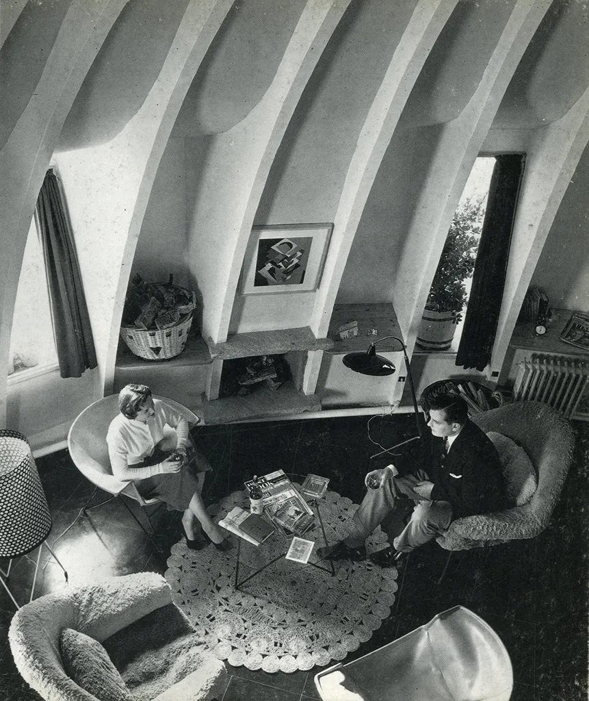 Residents in Casa Milà Living Room
