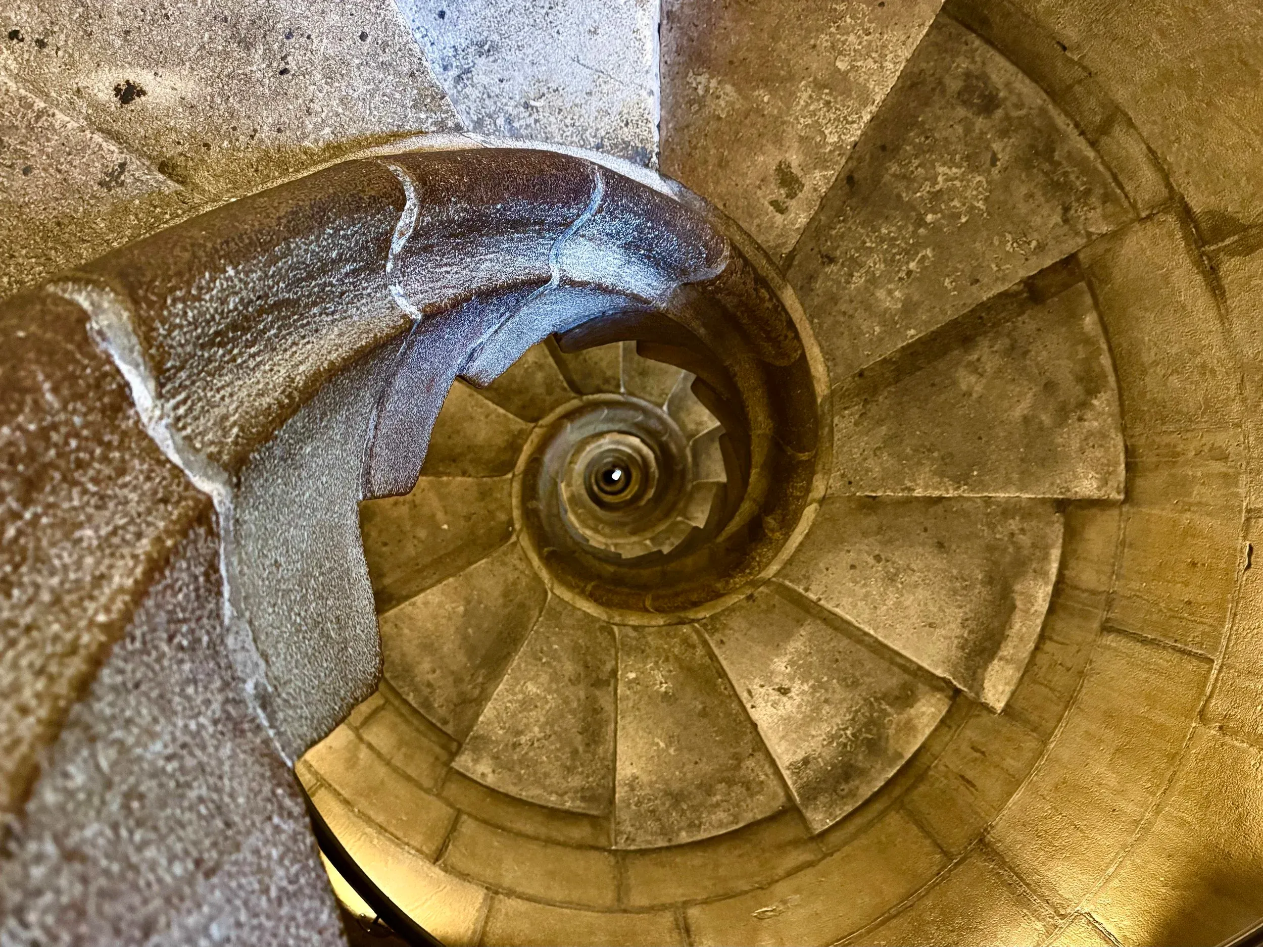 Curiosities Inside the Sagrada Família: Hidden Logic, Light Tricks, and Material Stories