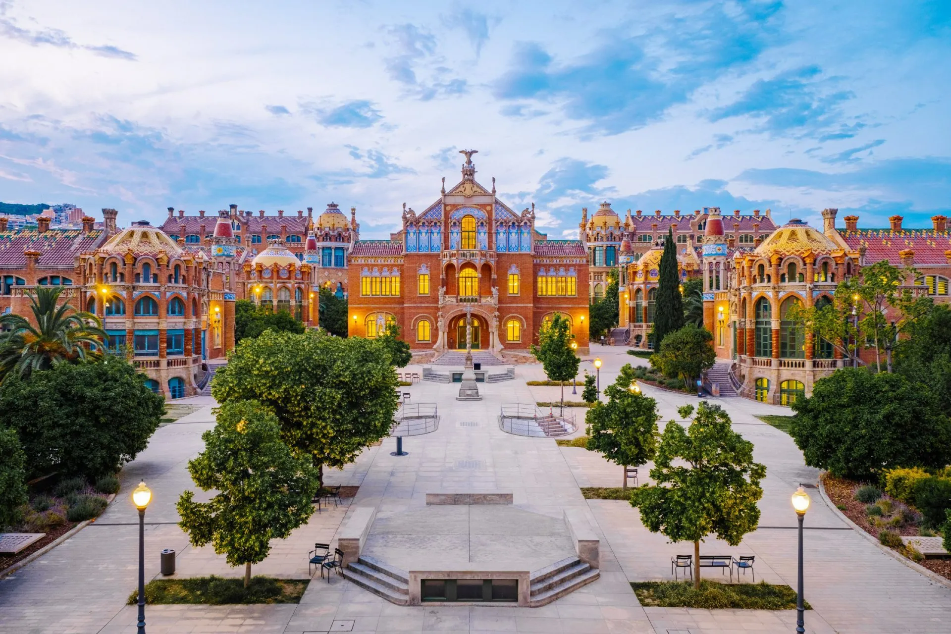 Front square and facade of Sant Pau