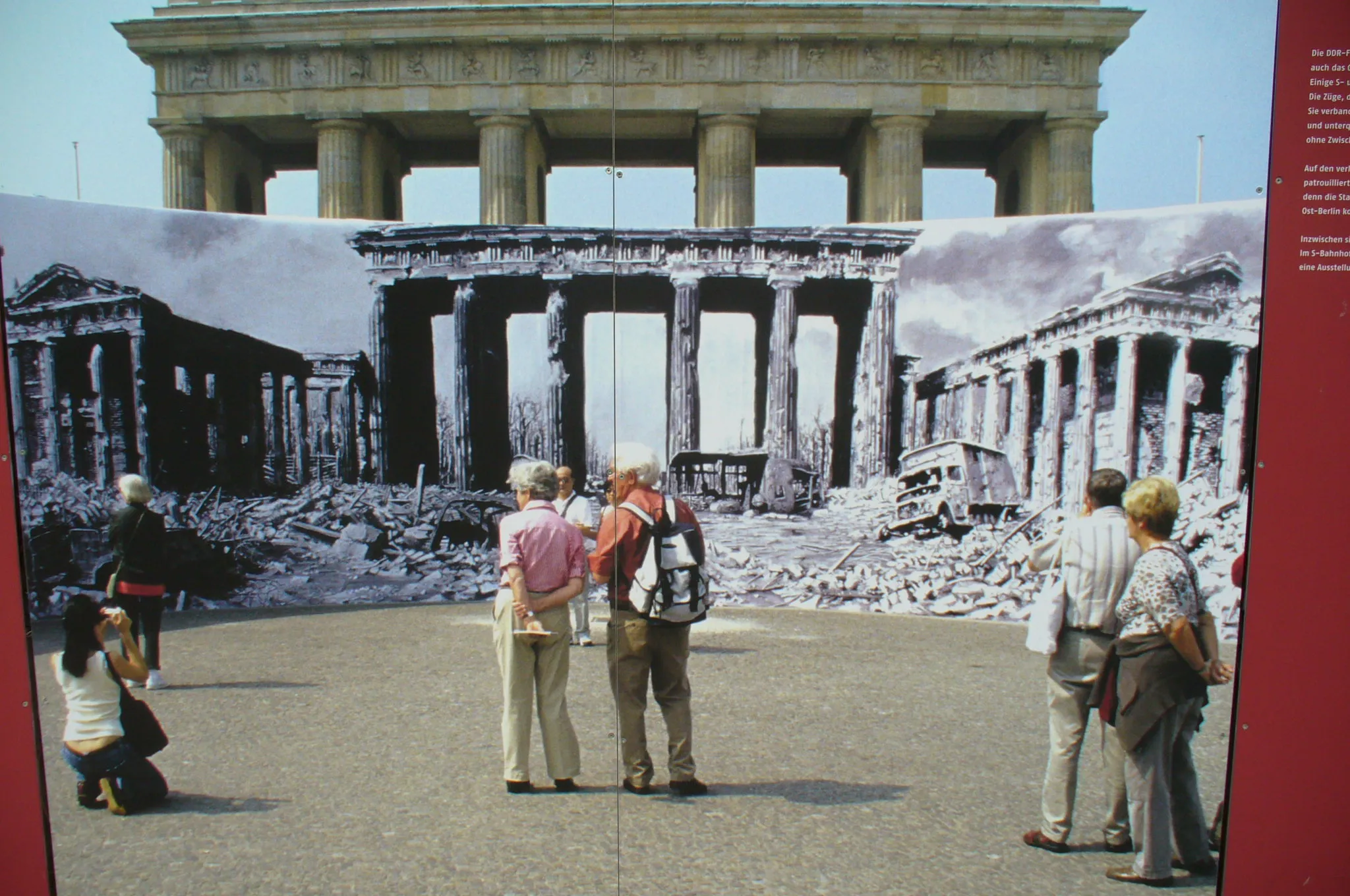 Comparison of Brandenburg Gate in 1945 and 2020