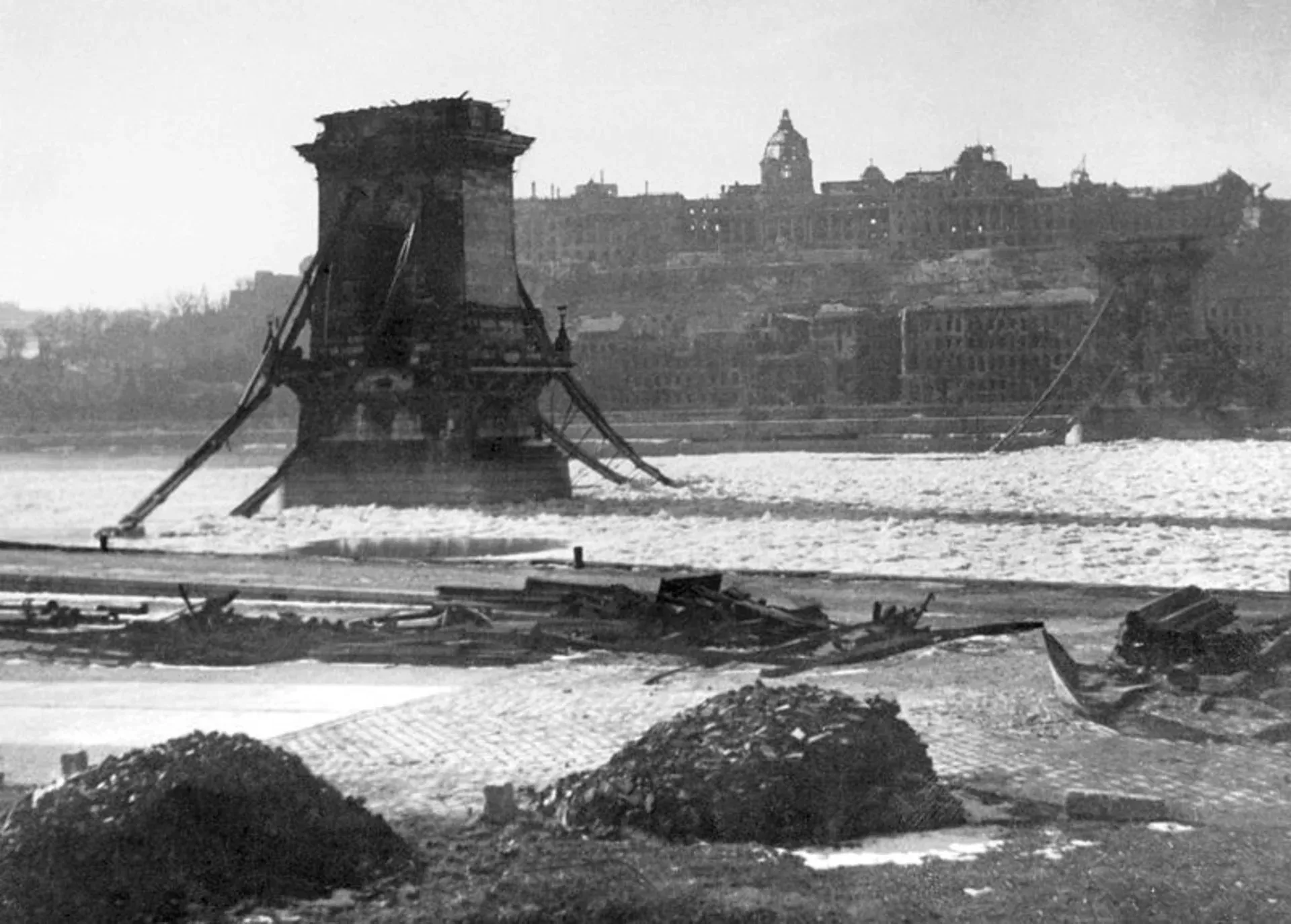 Collapsed Szechenyi Bridge in 1945