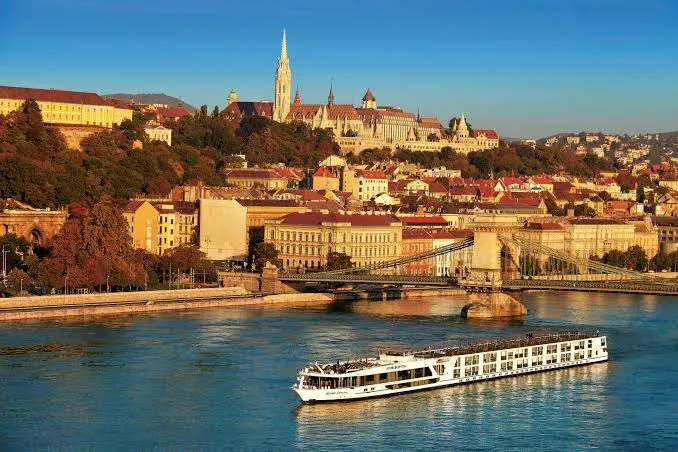 Danube sightseeing cruise in Budapest