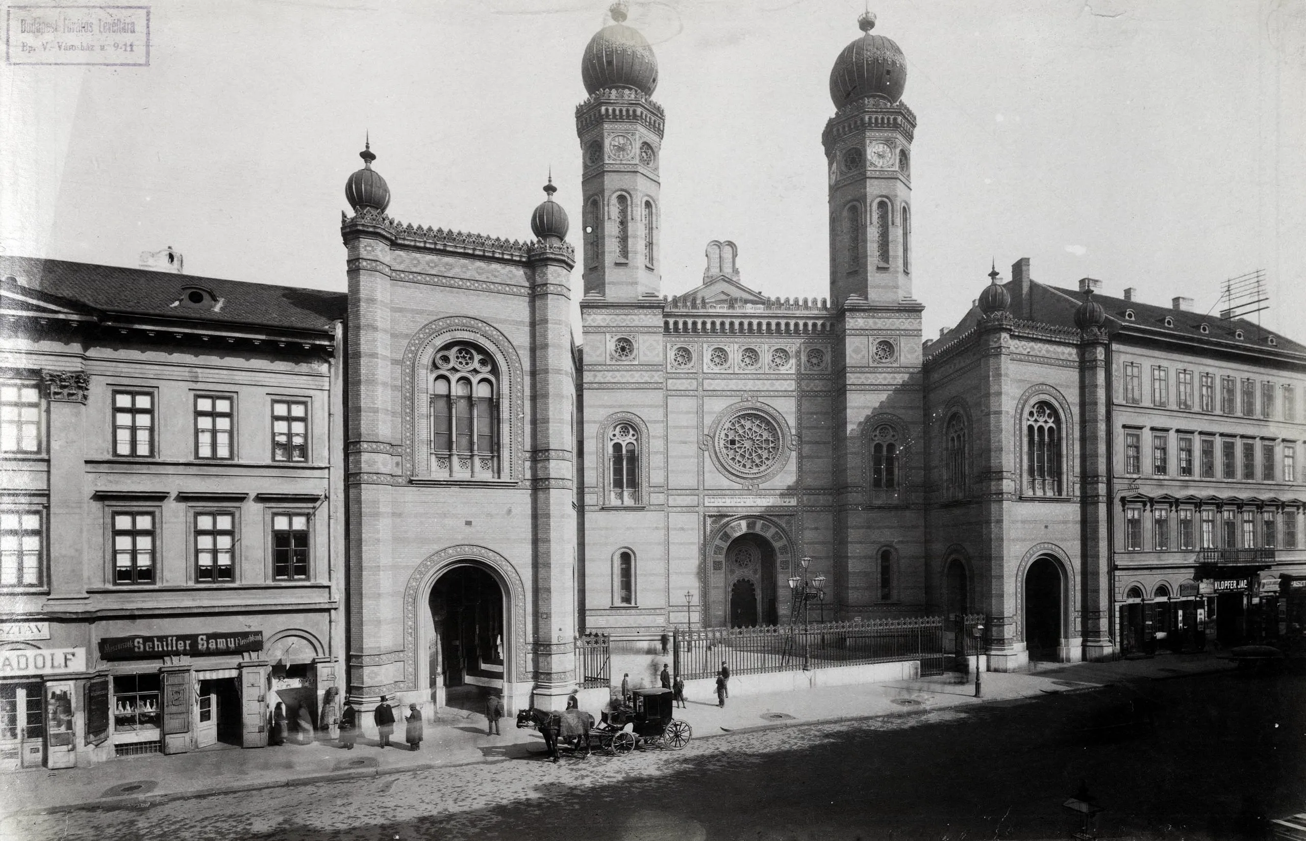 1940s exterior view of Dohany Street Synagogue