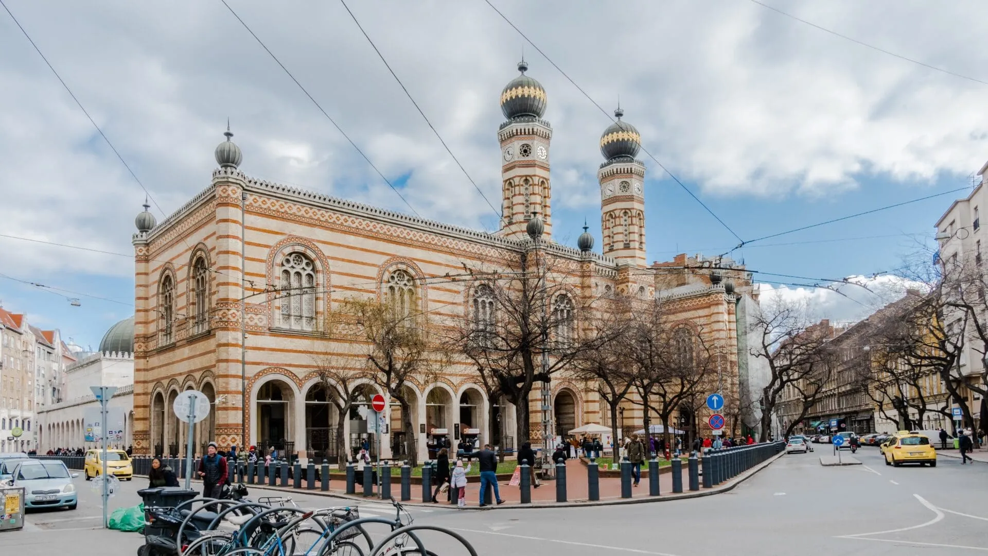 Dohany Street Synagogue exterior view from the square