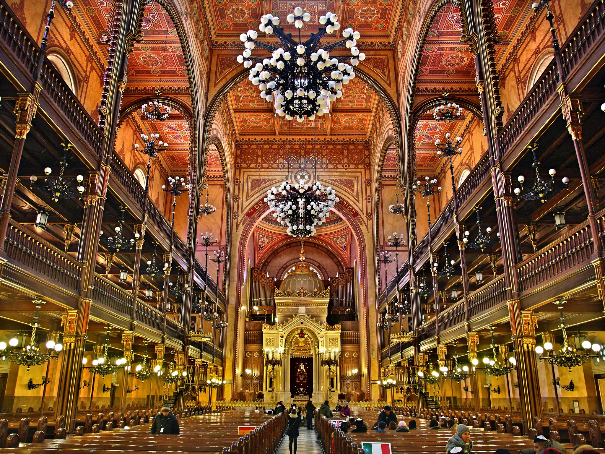 Main nave inside Dohany Street Synagogue