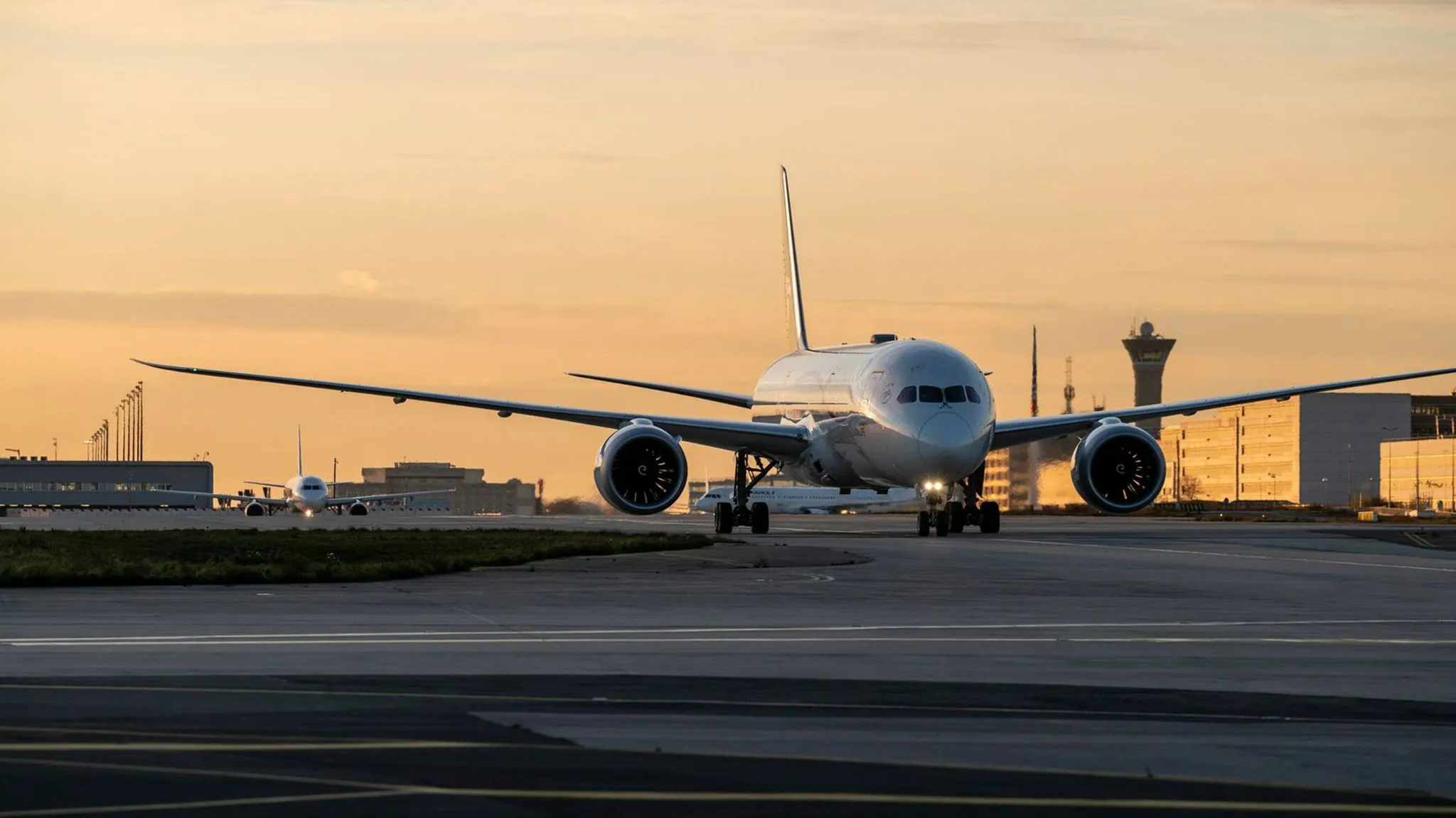 Commercial aircraft taxiing on runway at CDG