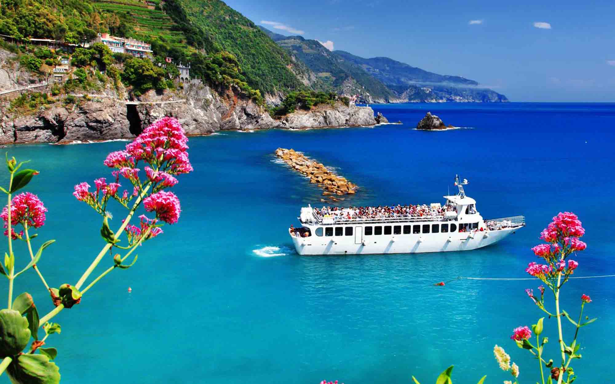 Boat tour along the Cinque Terre coast