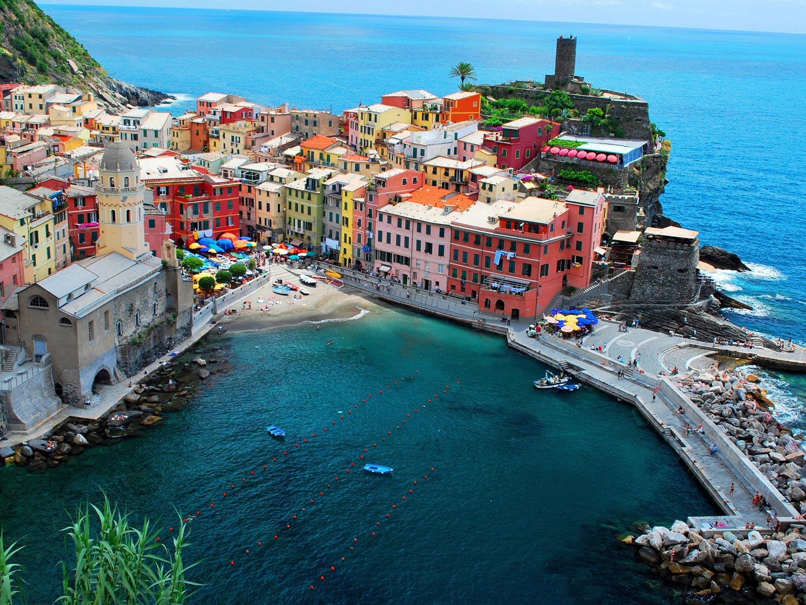 Vernazza harbour with colorful houses