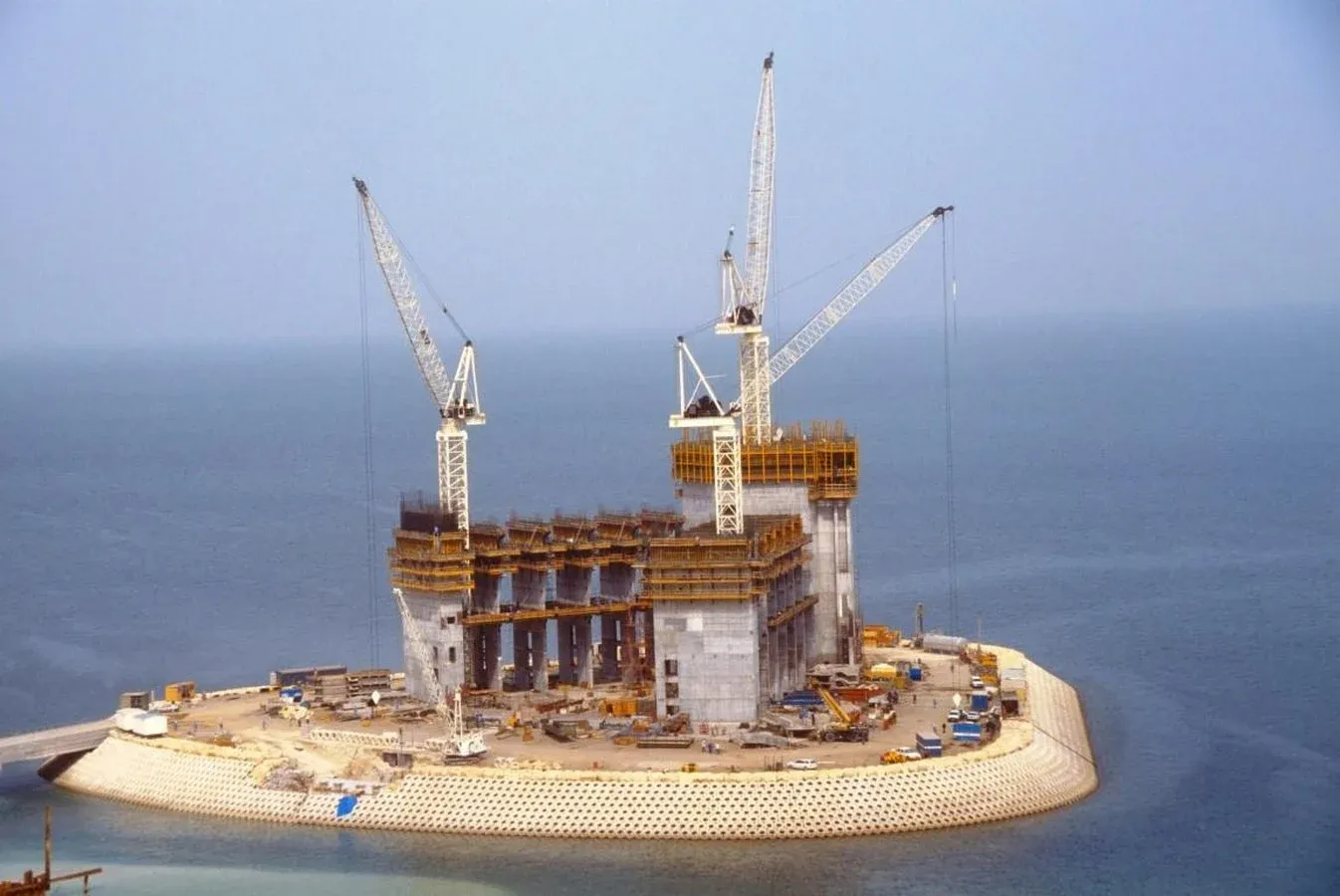 1995 pillars construction with cranes