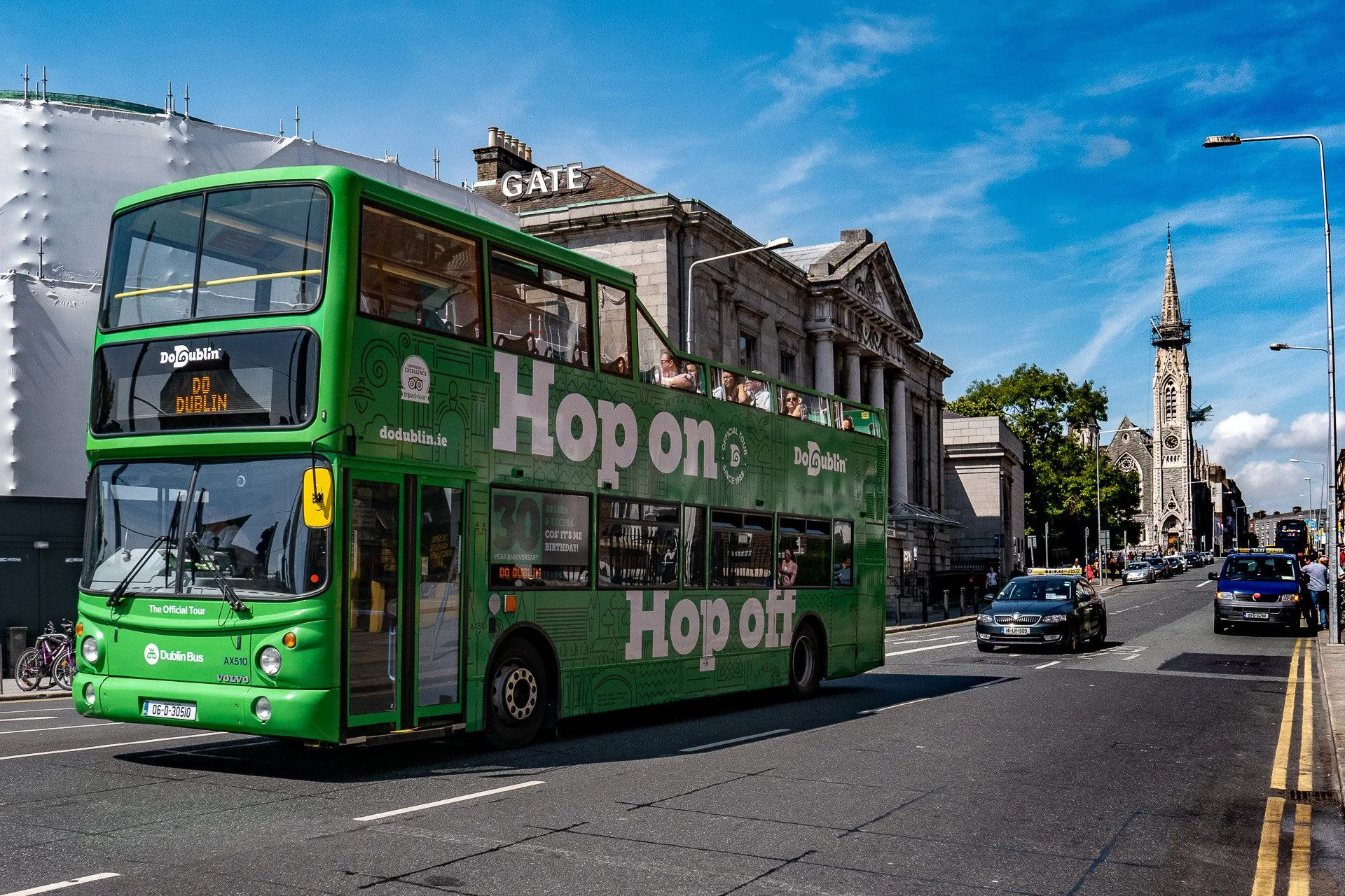 DoDublin bus passing by