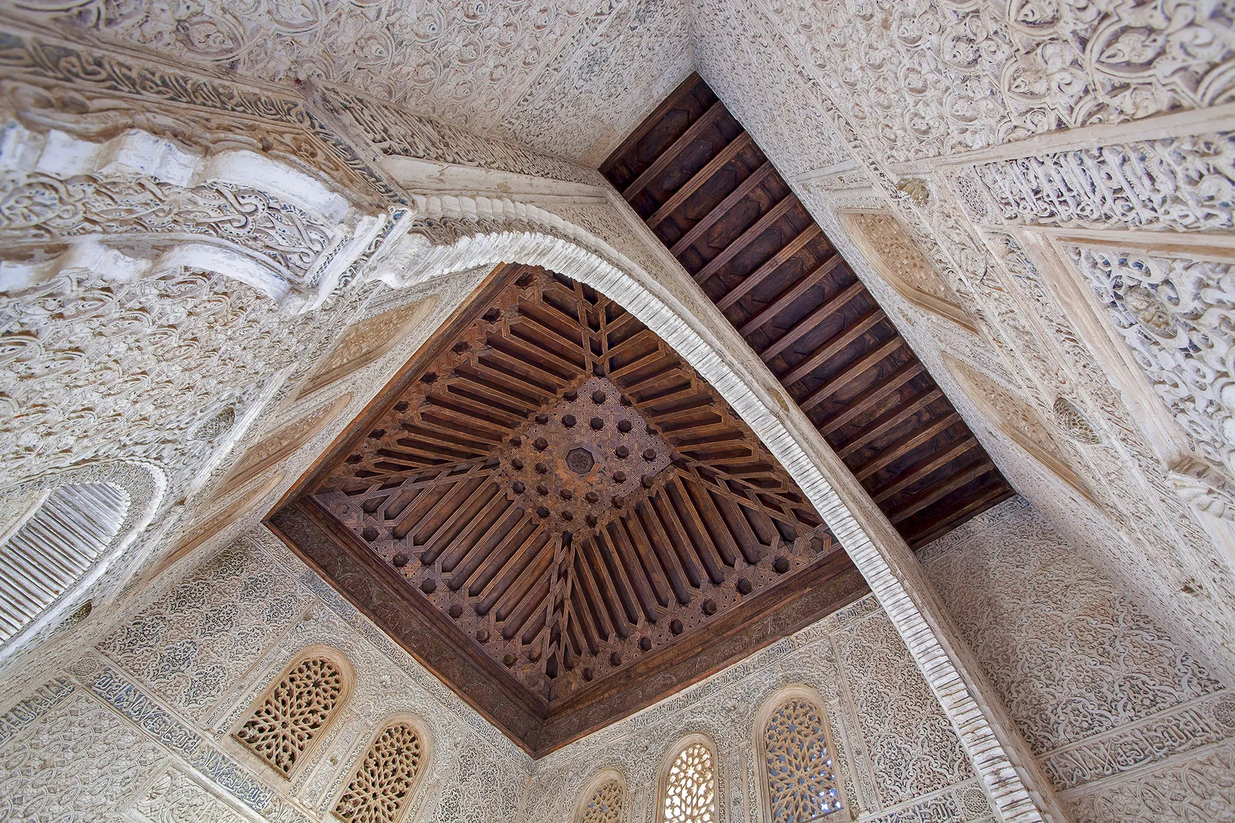 How the Alhambra Was Built: Techniques and Materials