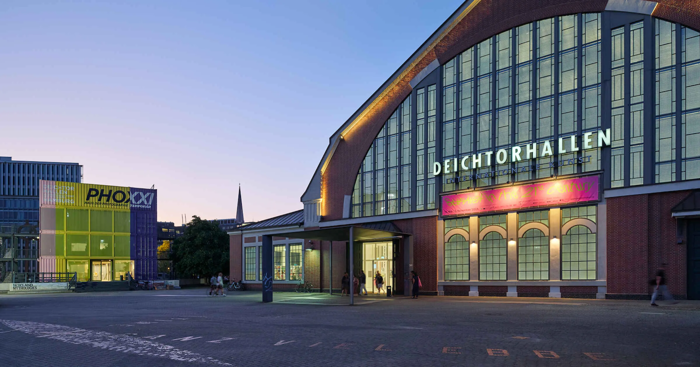 Deichtorhallen at Dusk: Architecture, Light, and Evening Culture in Hamburg