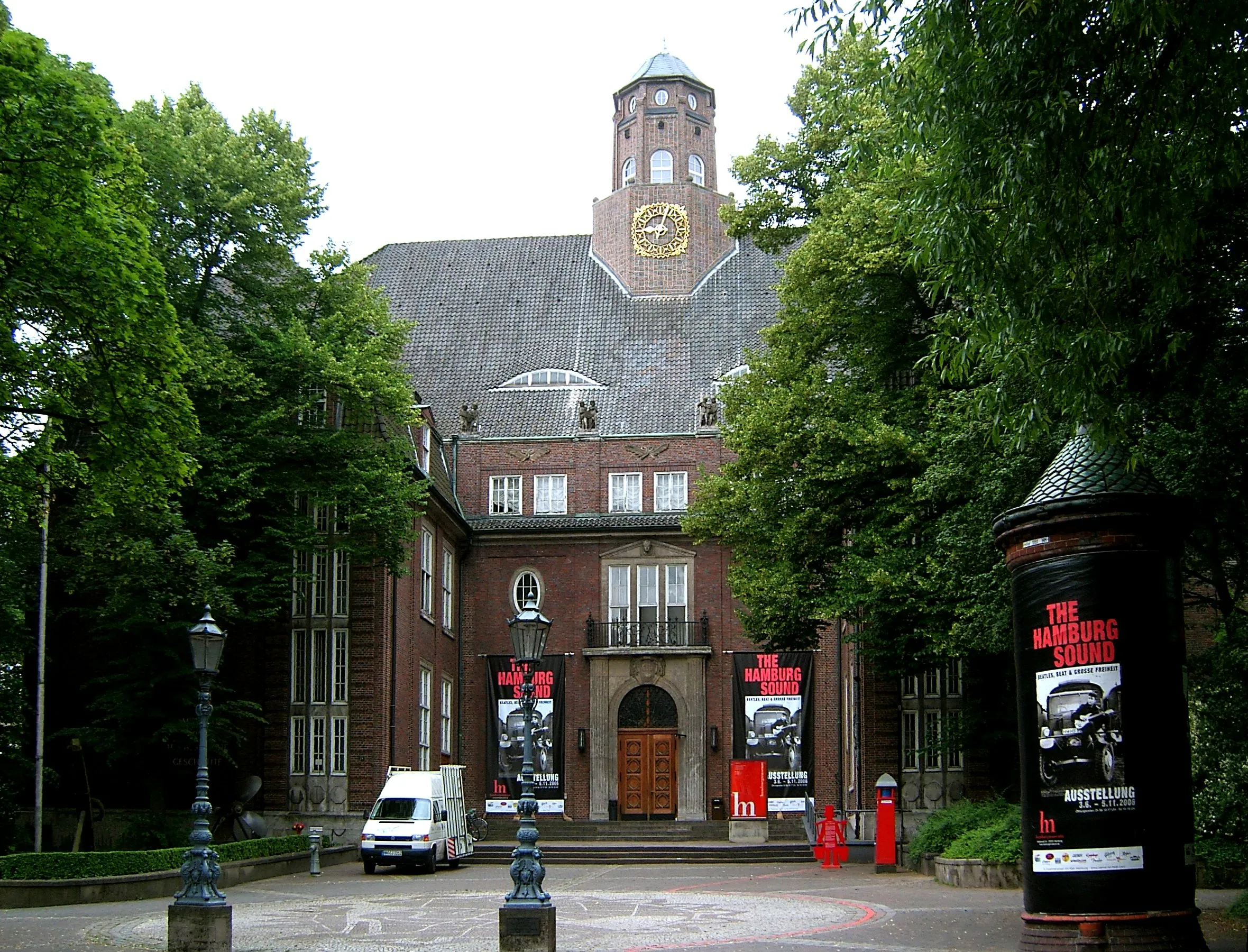 Front facade of Hamburg Museum