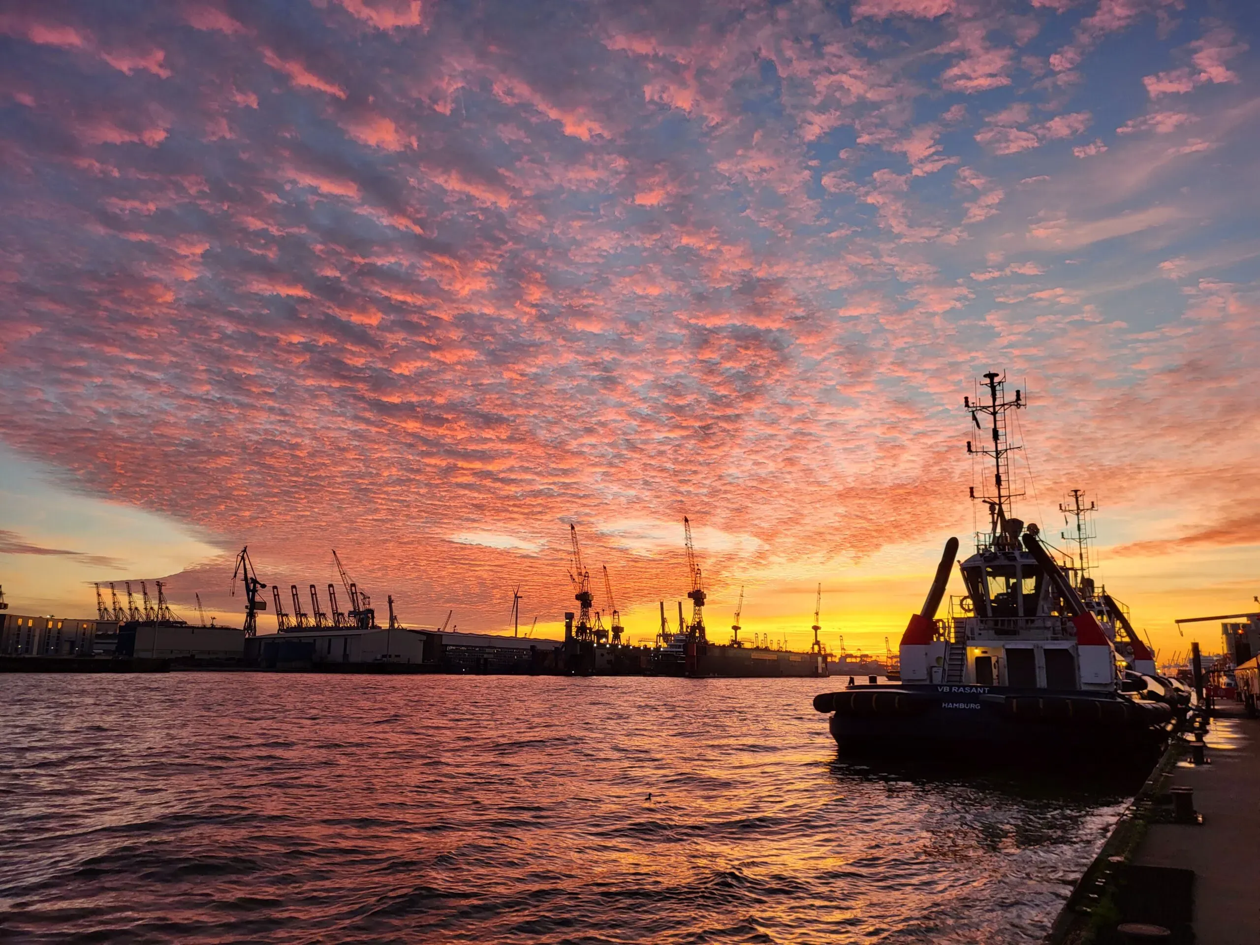 Hamburg in Winter: CARD Strategy for Short Days, Warm Stops, and Moody Beauty