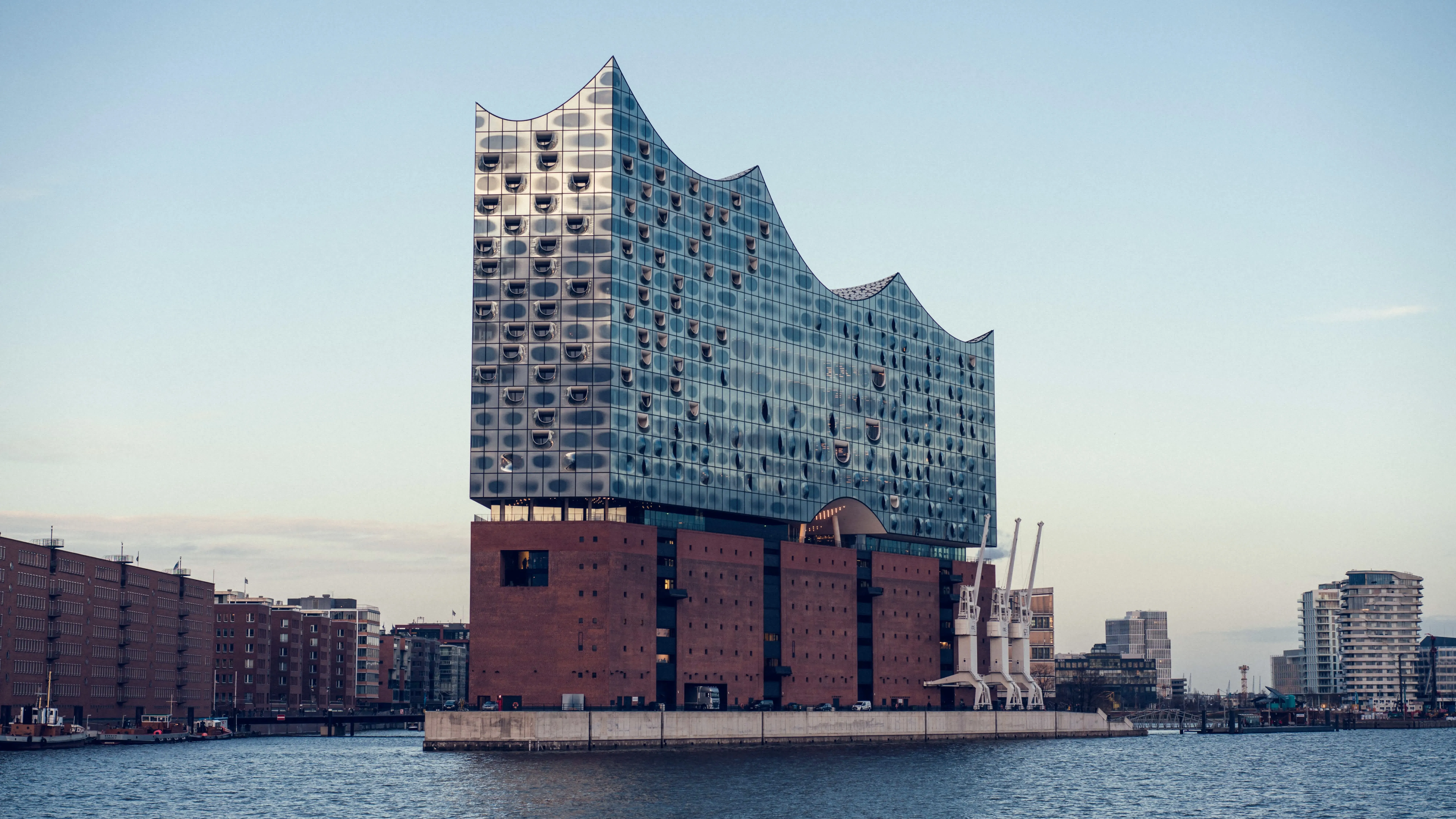 Where to Eat Between Hamburg Attractions: Neighborhood Logic for Better Days