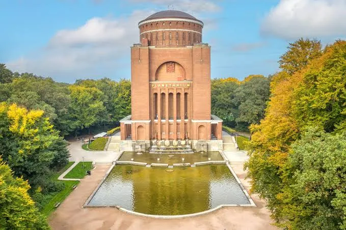 Planetarium Hamburg: Best Show Slots, Park Pairings, and Family Timing