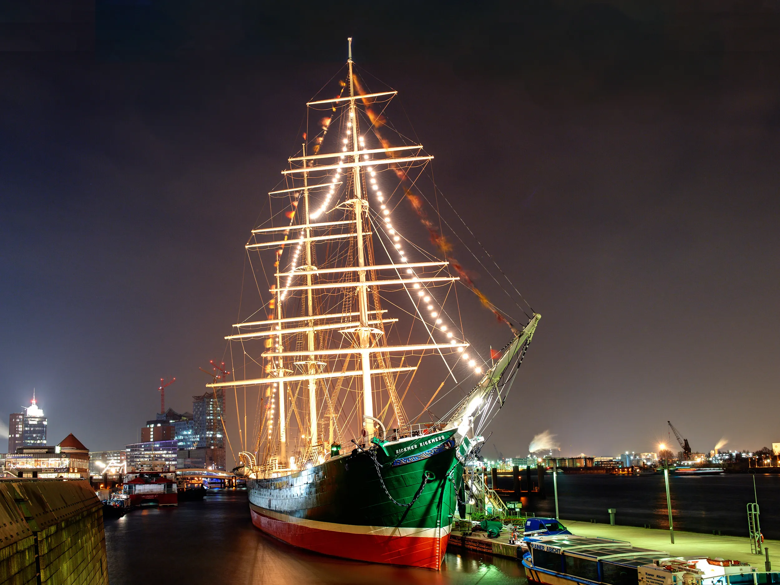 Rickmer Rickmers Night Lights Guide: Windjammer Mood and Harbor Reflections