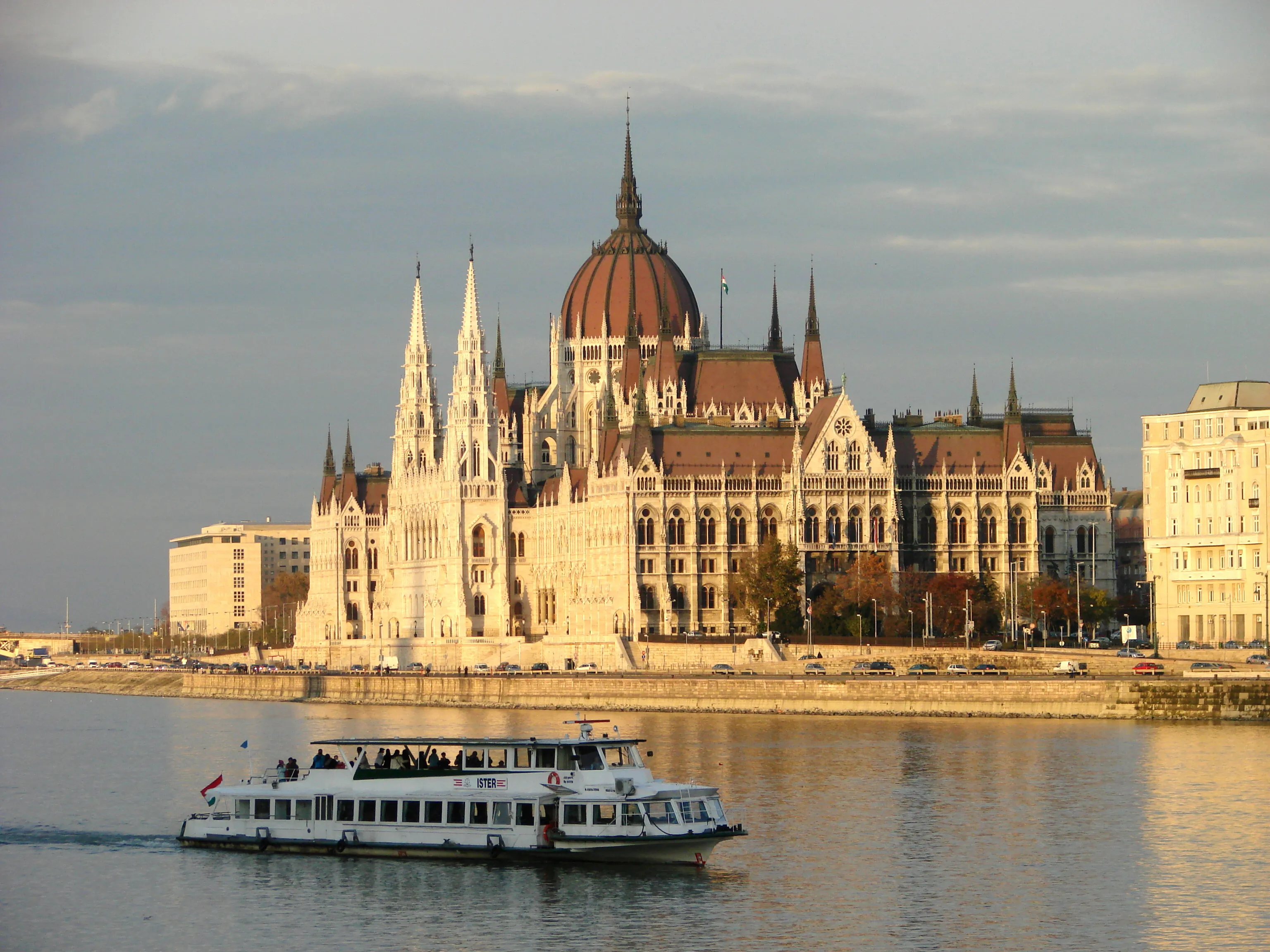 Danube by Day: An Architecture-Lover's Cruise Through Budapest Facades, Bridges, and Urban Layers