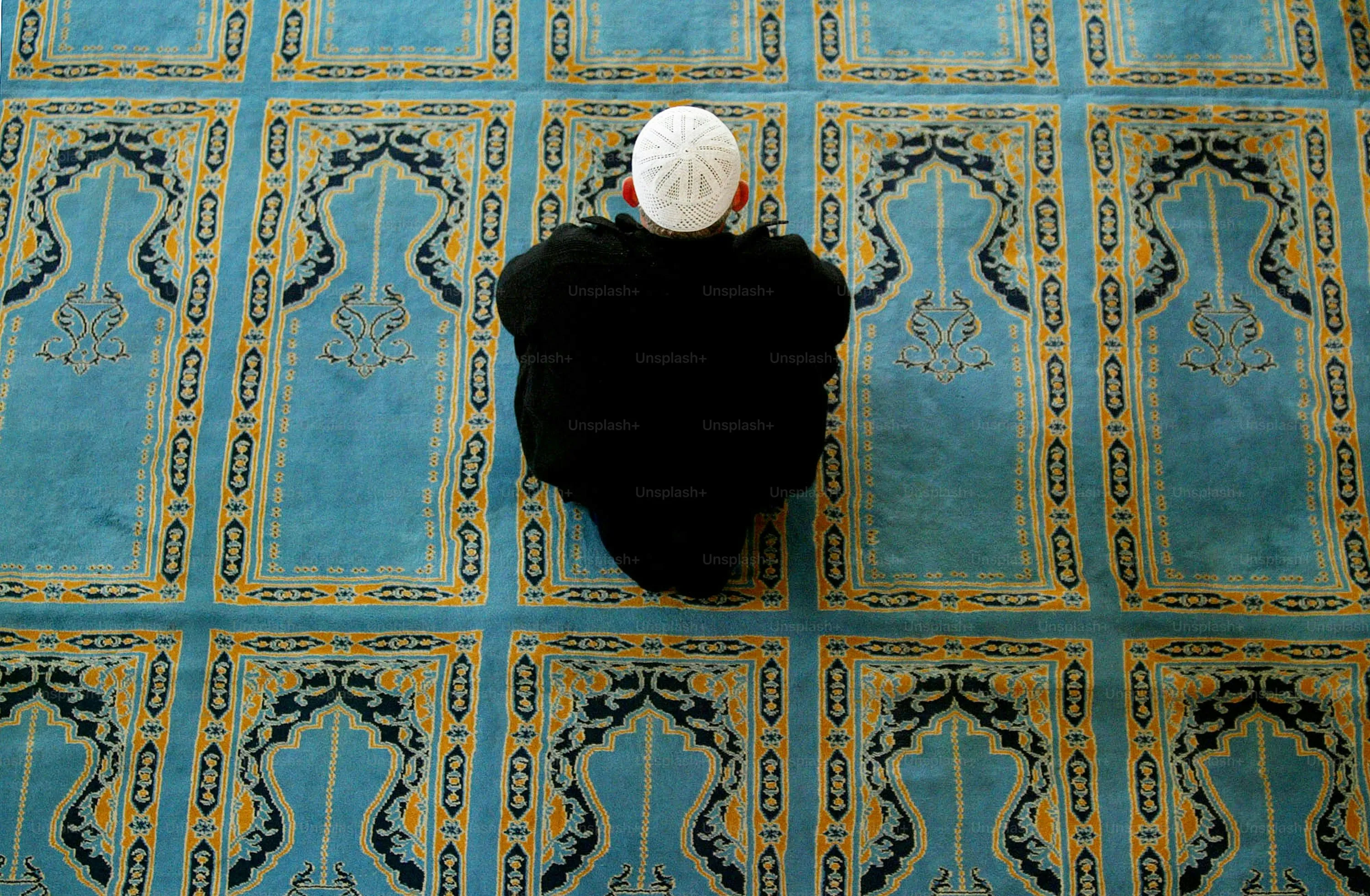 Prayer floor area aligned toward Mecca
