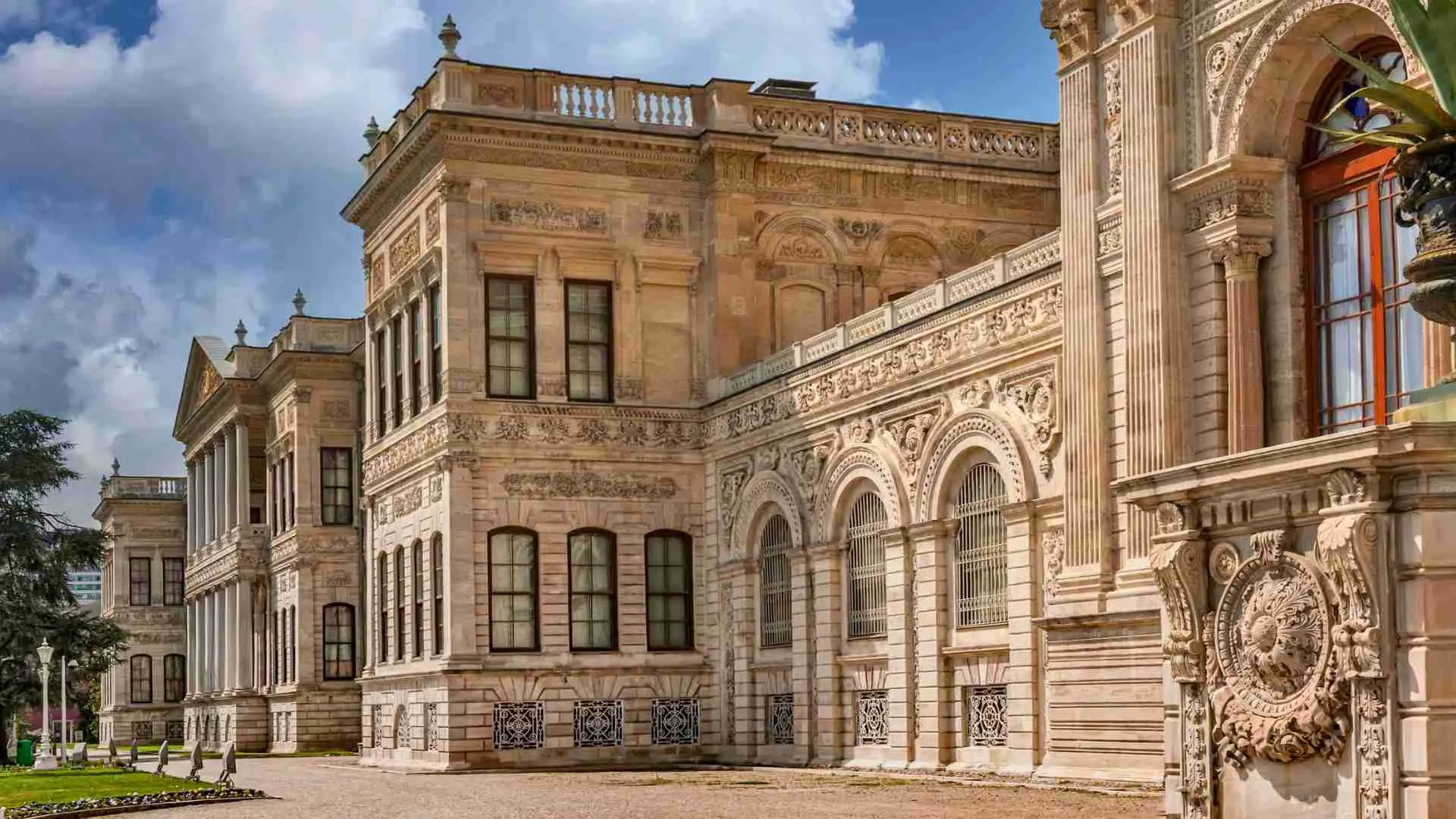 Dolmabahce with Kids: A Family-Friendly Plan That Keeps Everyone Engaged