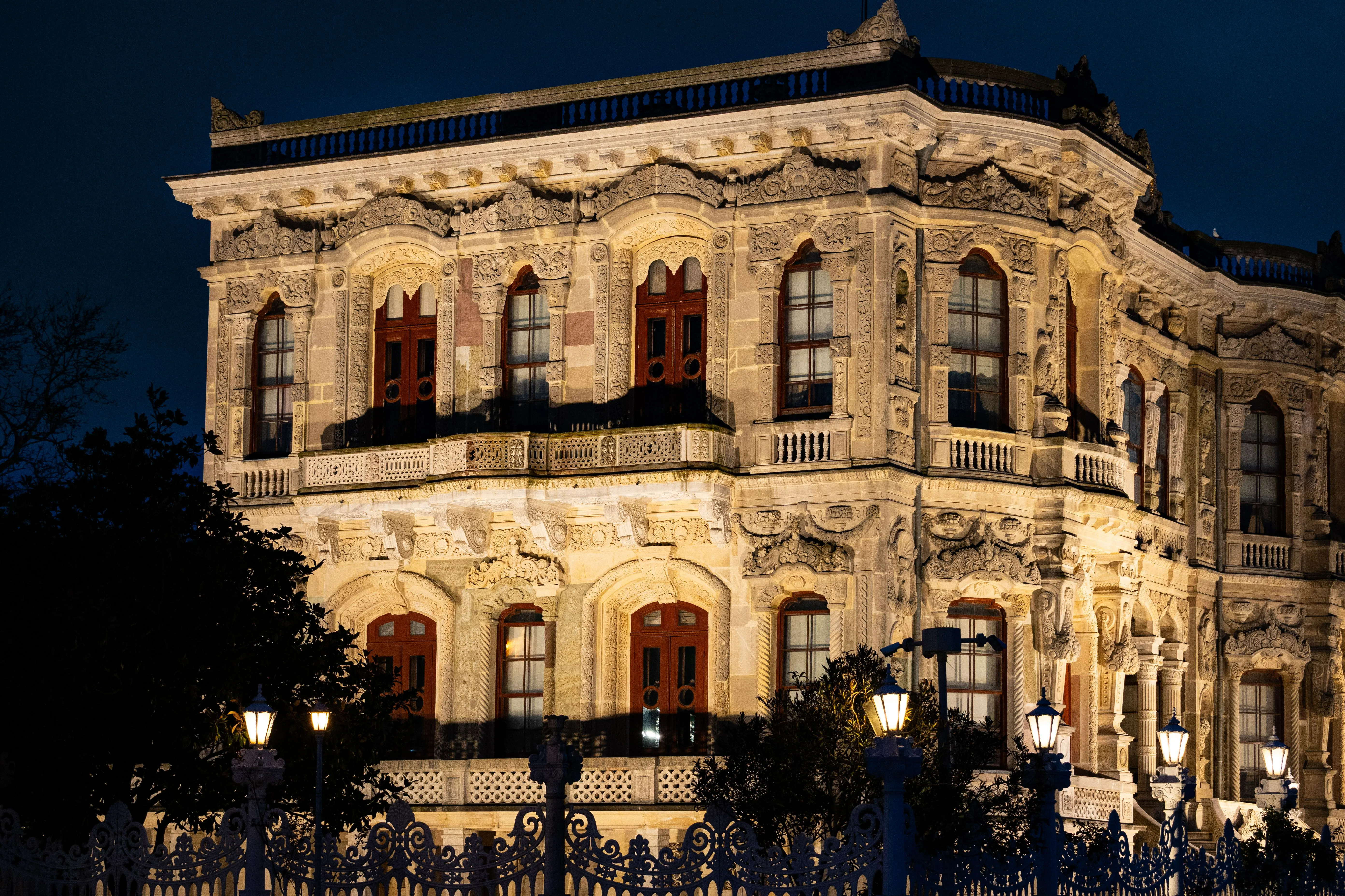Rainy Day Dolmabahce Plan: Indoor Beauty, Warm Stops, and Nearby Besiktas Ideas
