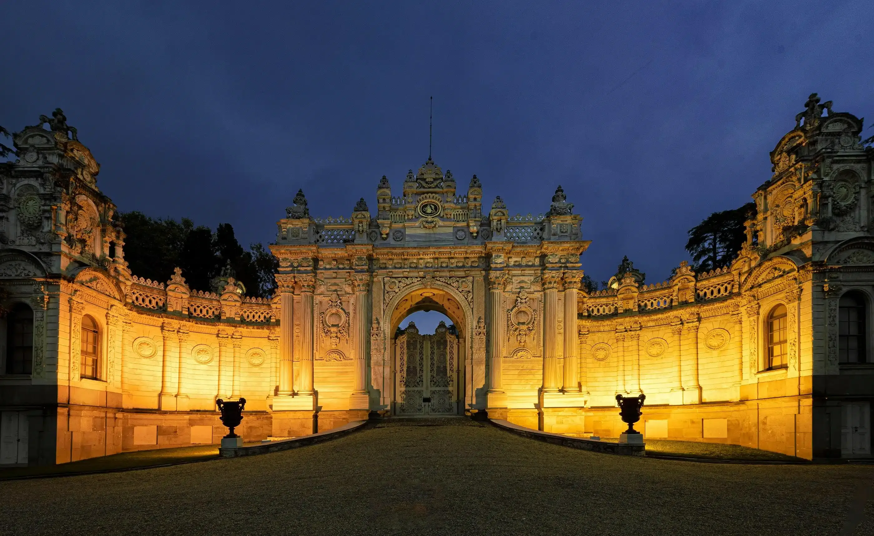 Dolmabahce at Night: Lights, Reflections, and the Bosphorus Mood Shift