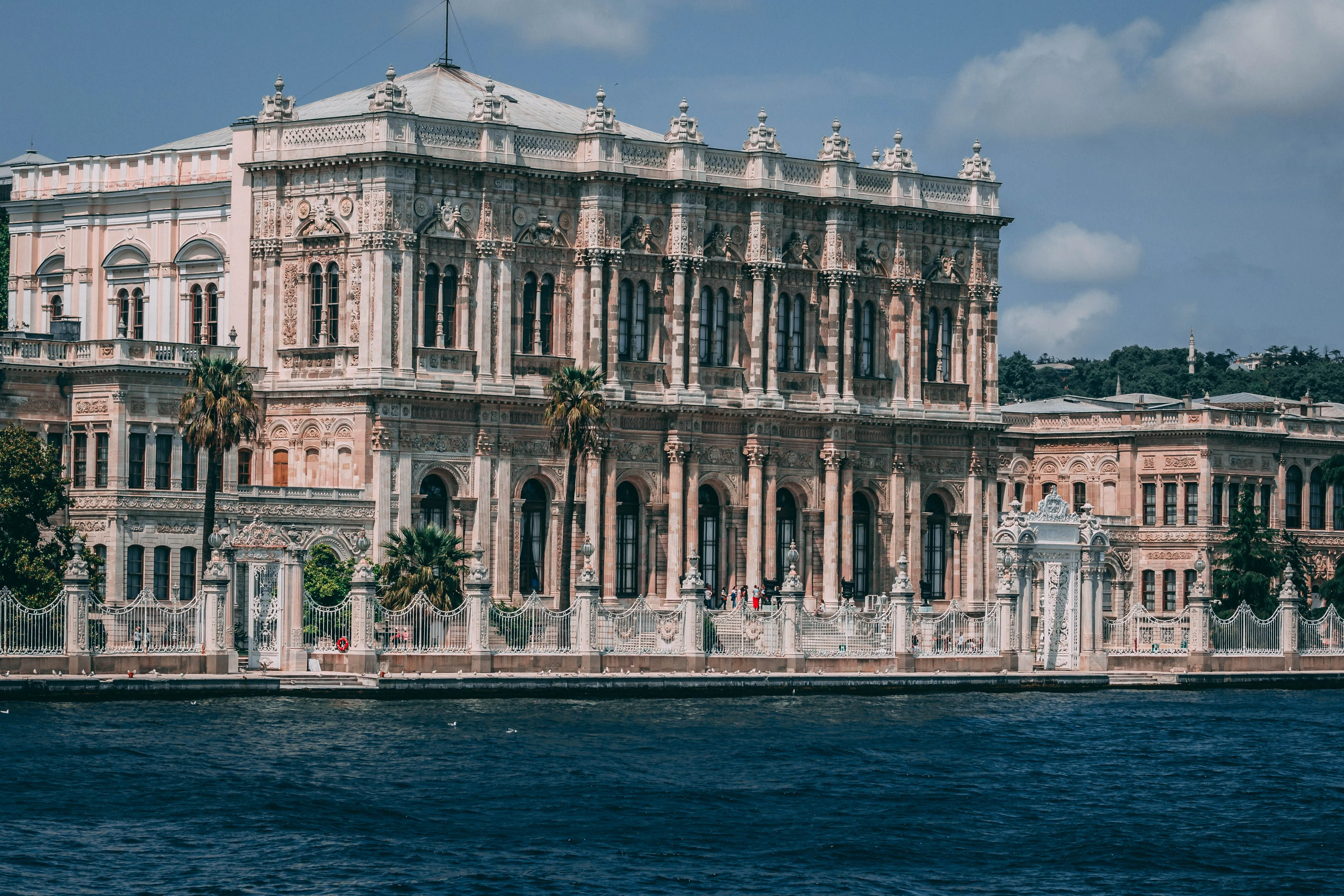 Budget-Friendly Dolmabahce Day: Smart Spending Around Besiktas