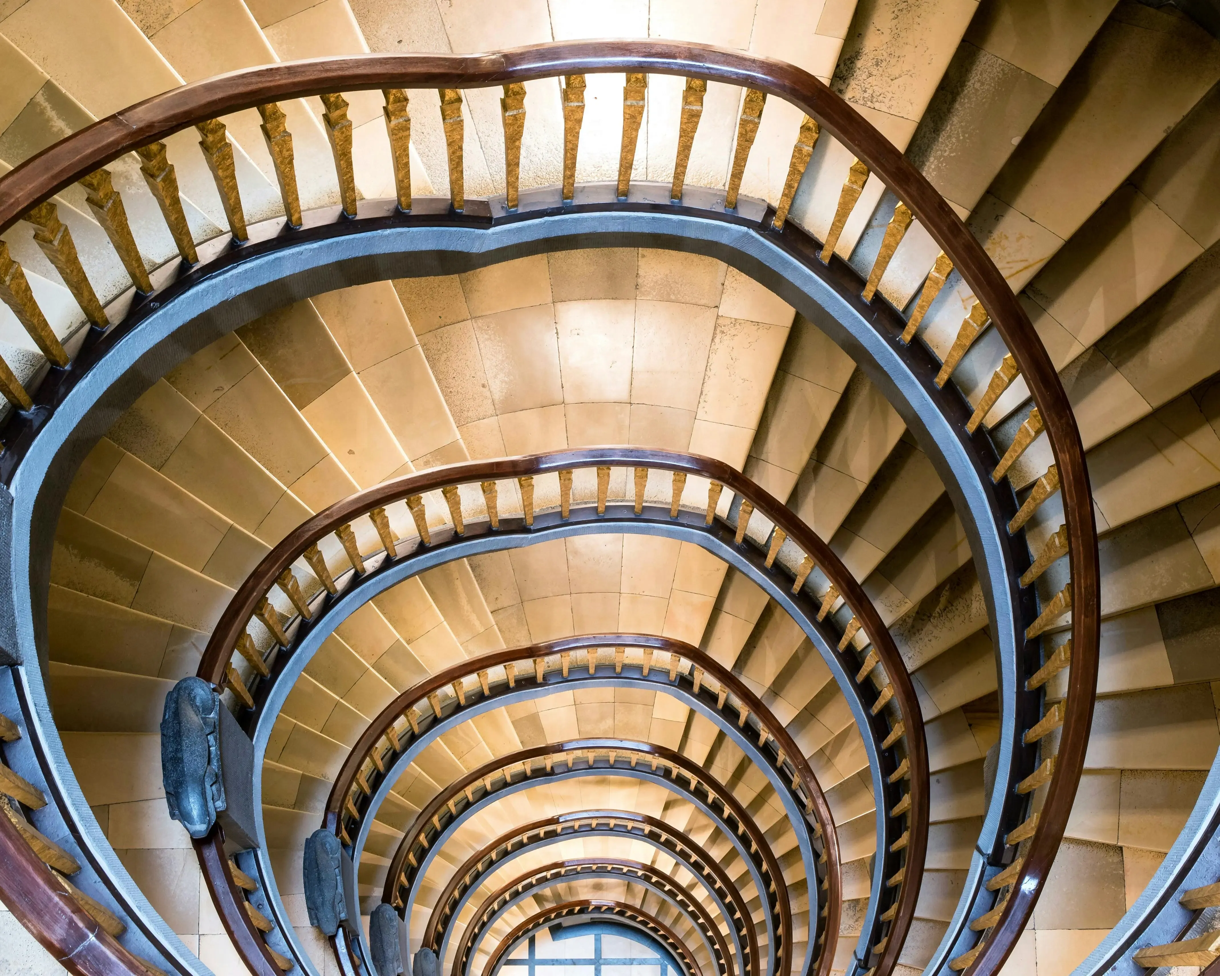Accessibility at Galata Tower: Elevators, Last Stairs, Balcony Lane Width
