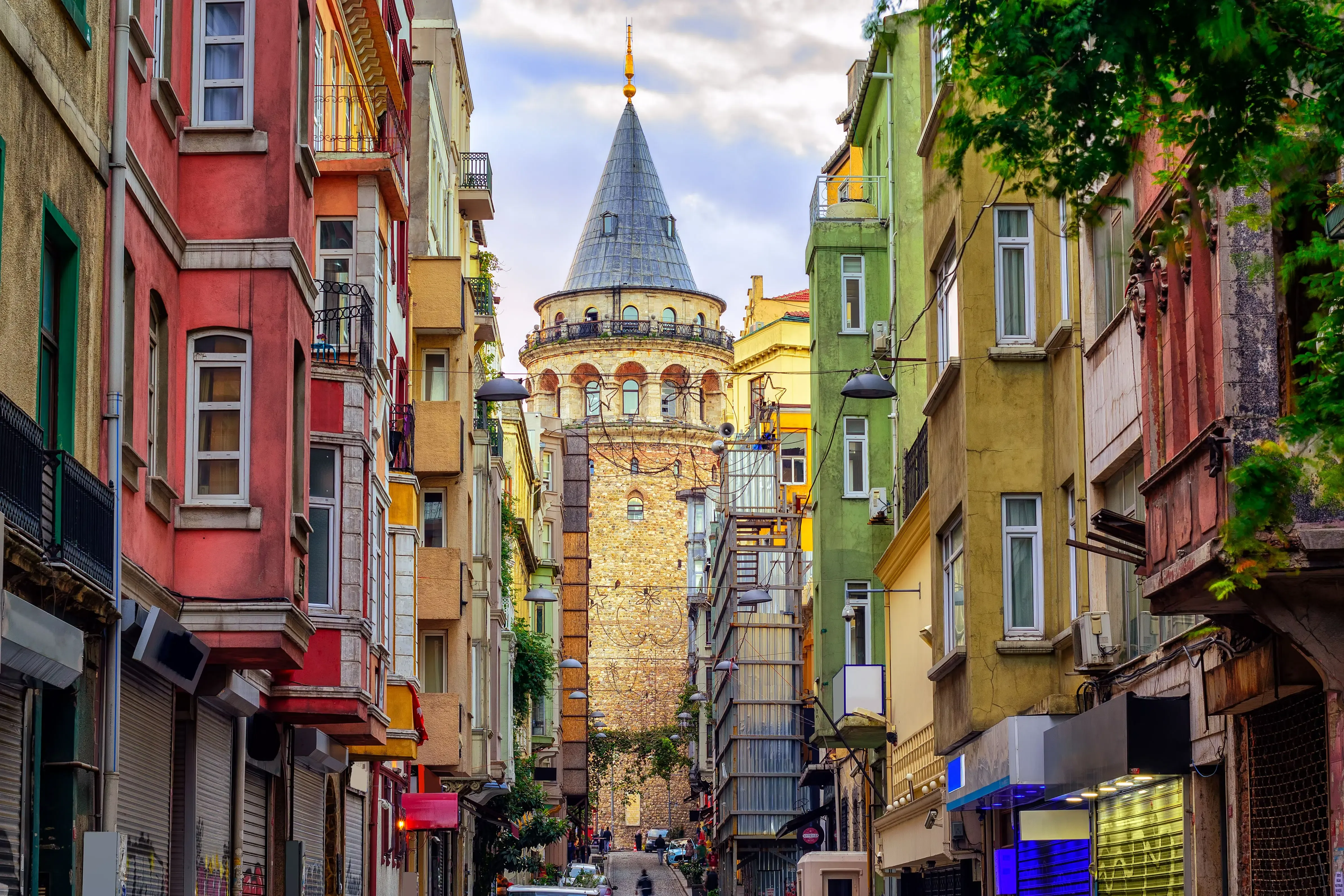 Galata Tower Photography Guide: Best Spots, Day/Night Settings, Etiquette