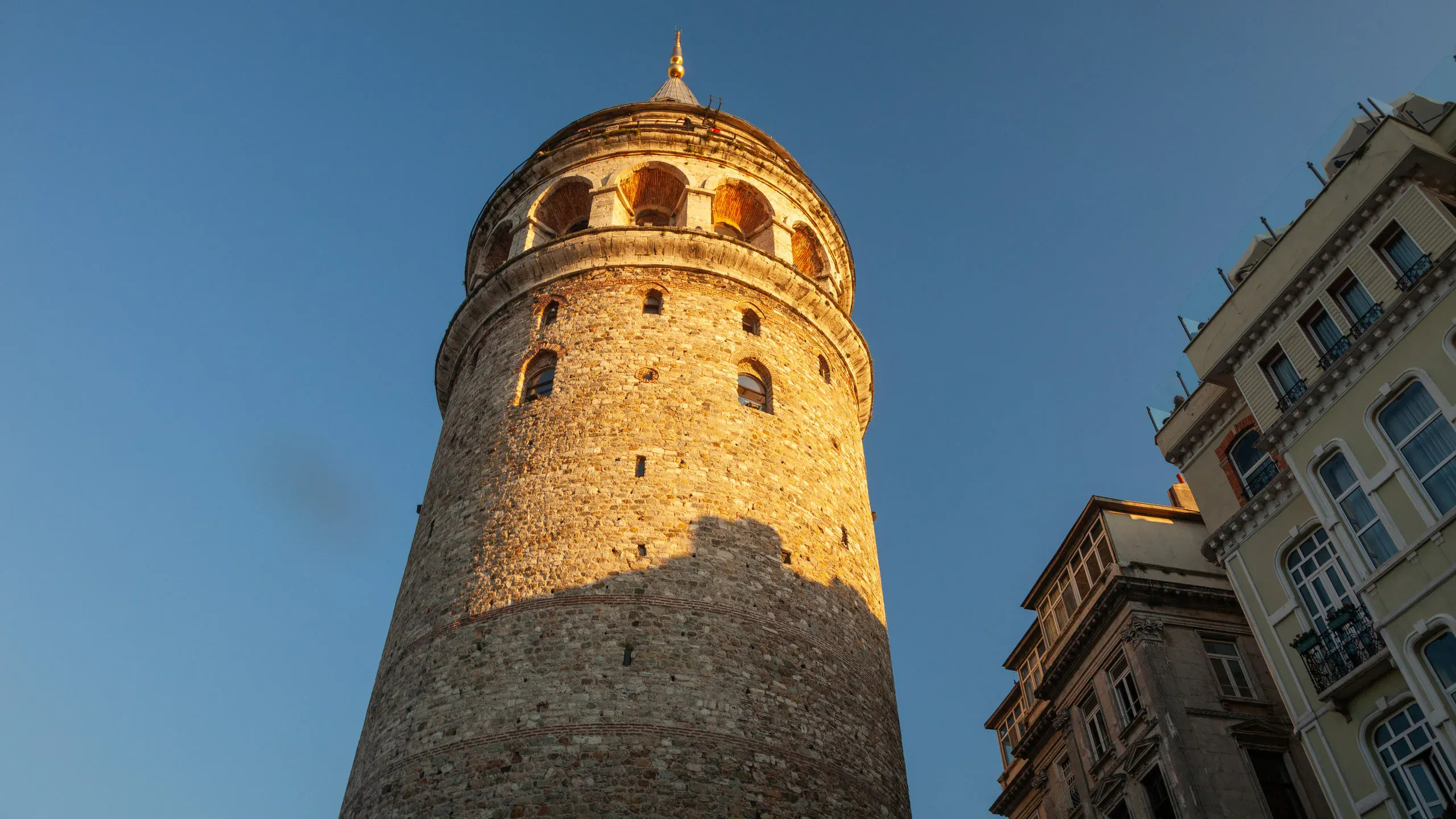 Safety at Galata: Balcony Wind, Footing, and Gear