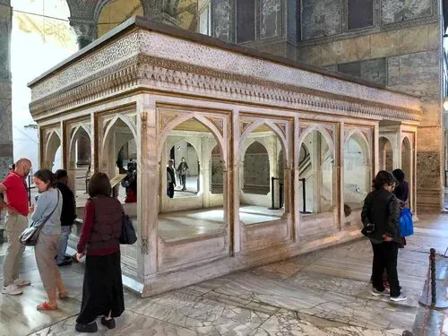 Muezzin's loge near the minbar