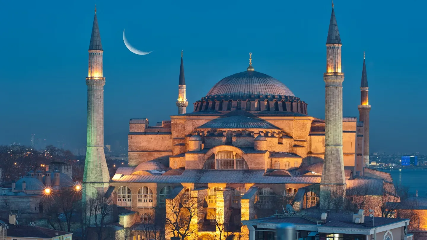 Night Ambience Around Hagia Sophia: Exterior Perspectives and Safety