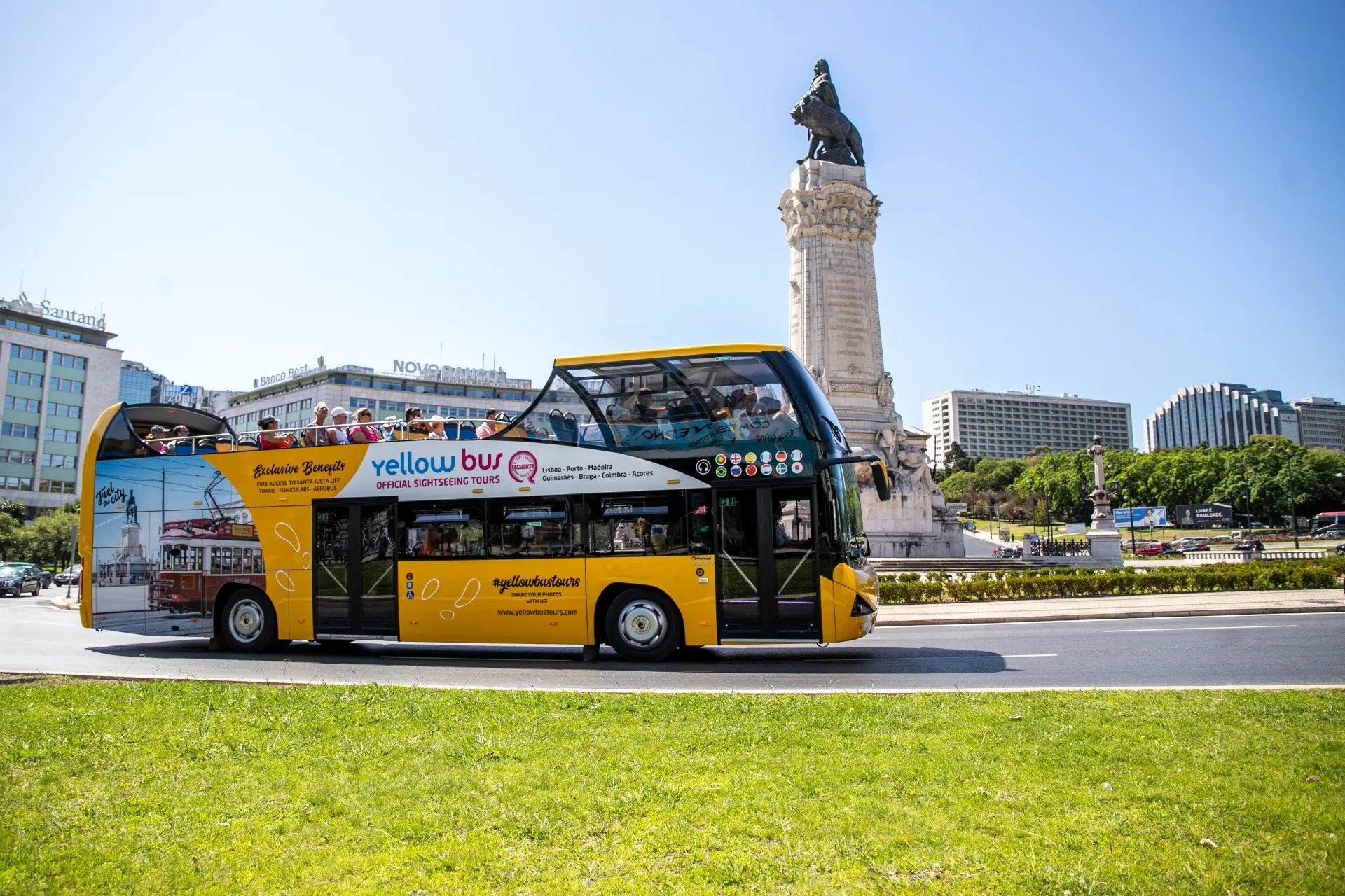 Sightseeing bus boarding near Praça do Comércio