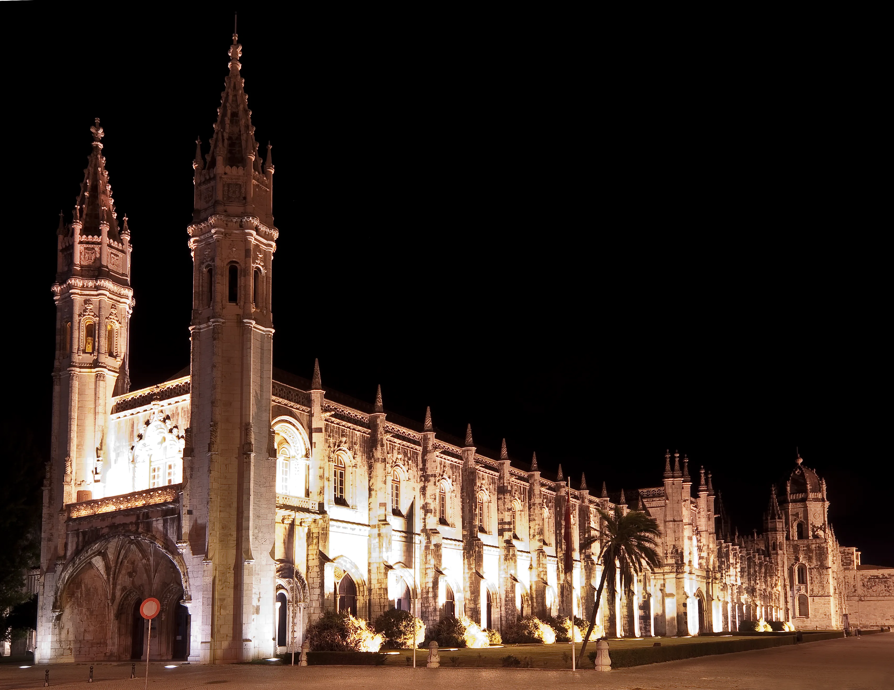 Jerónimos Monastery illuminated at night