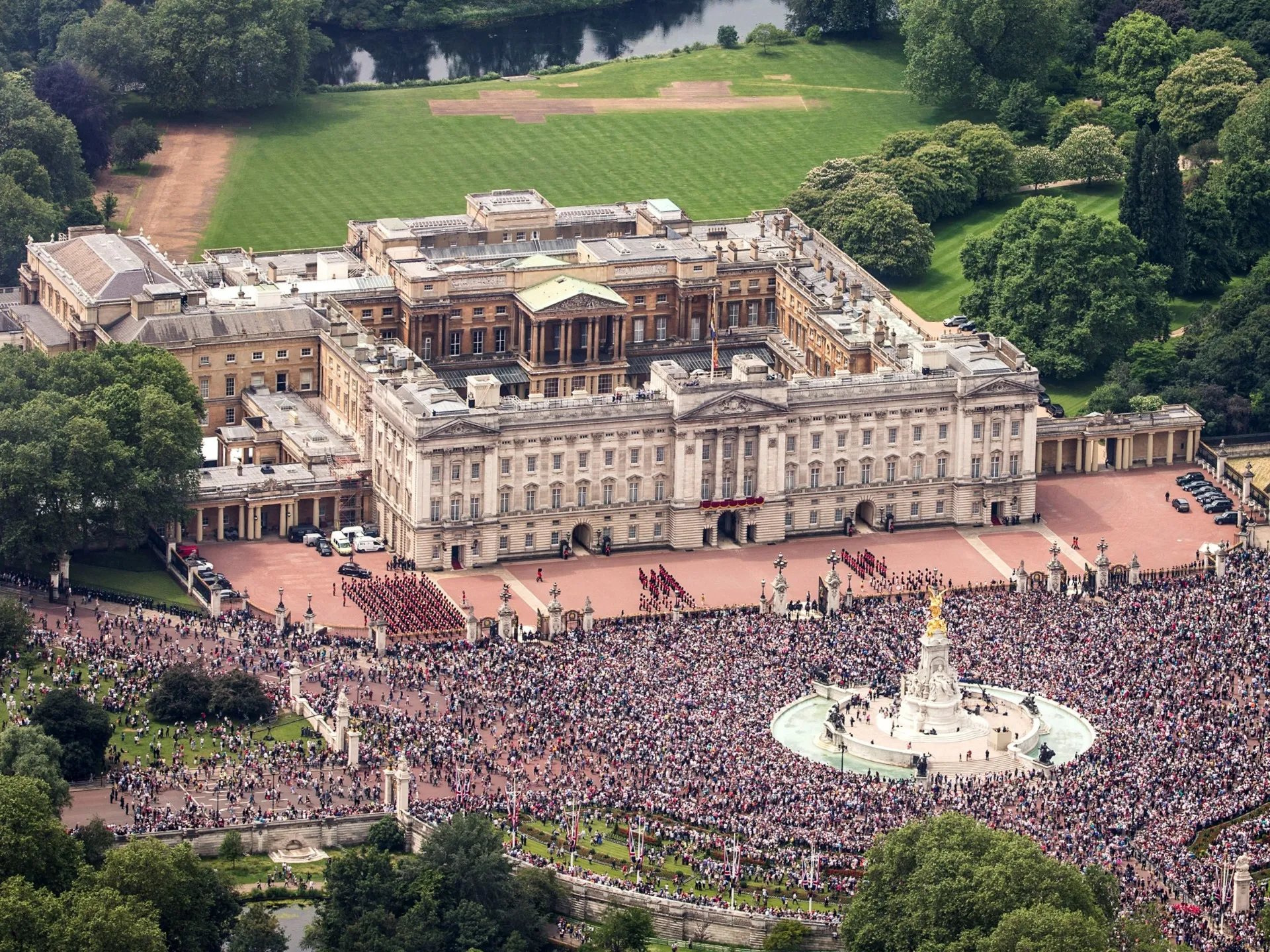 Crowds celebrating near Buckingham Palace