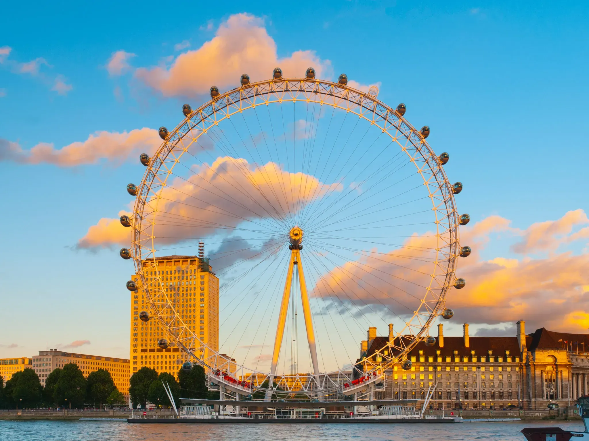Best Time to Ride the London Eye: Visibility, Golden Hour, Night Views and Seasonal Patterns