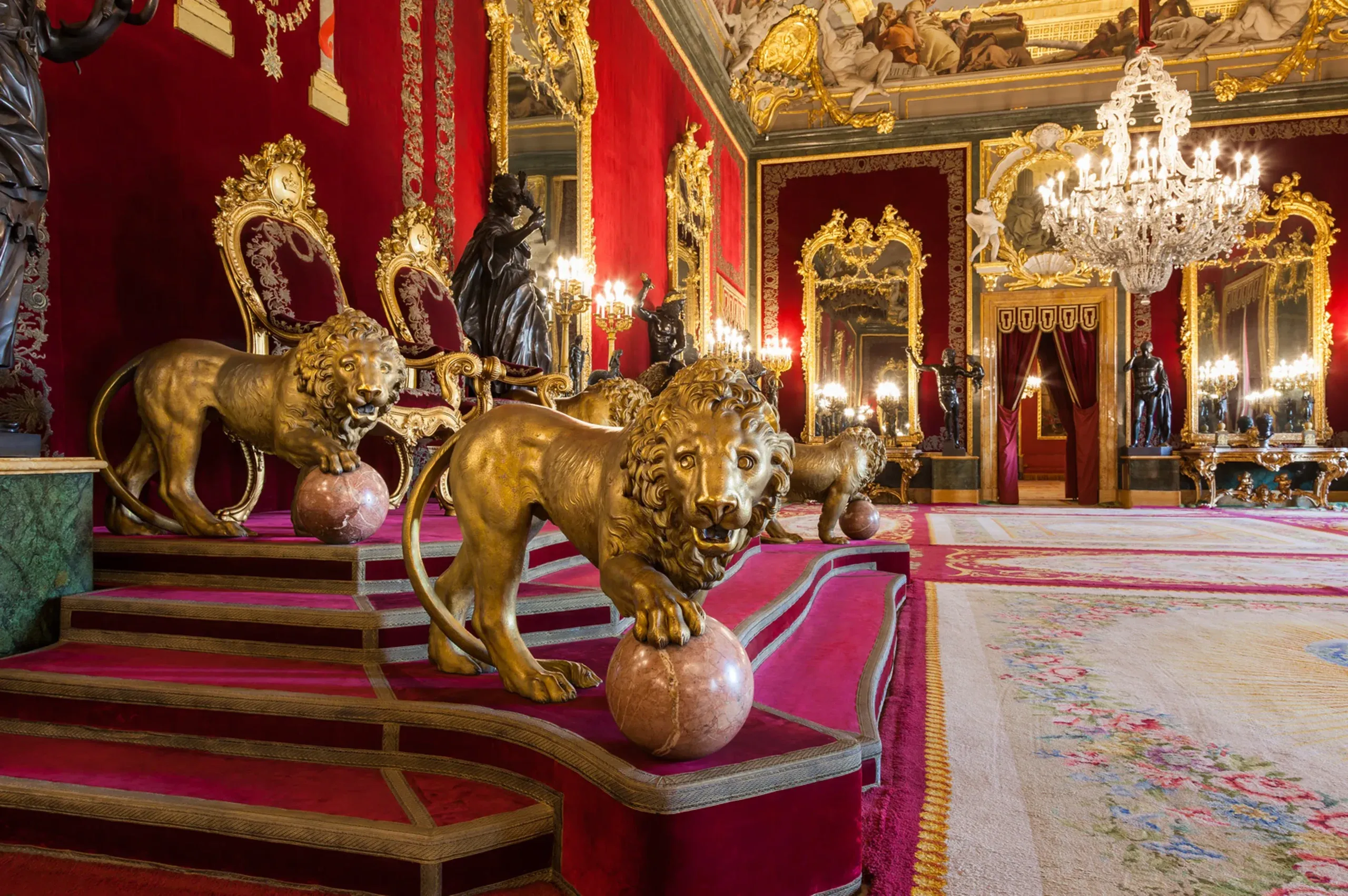 Golden lion details in the throne room