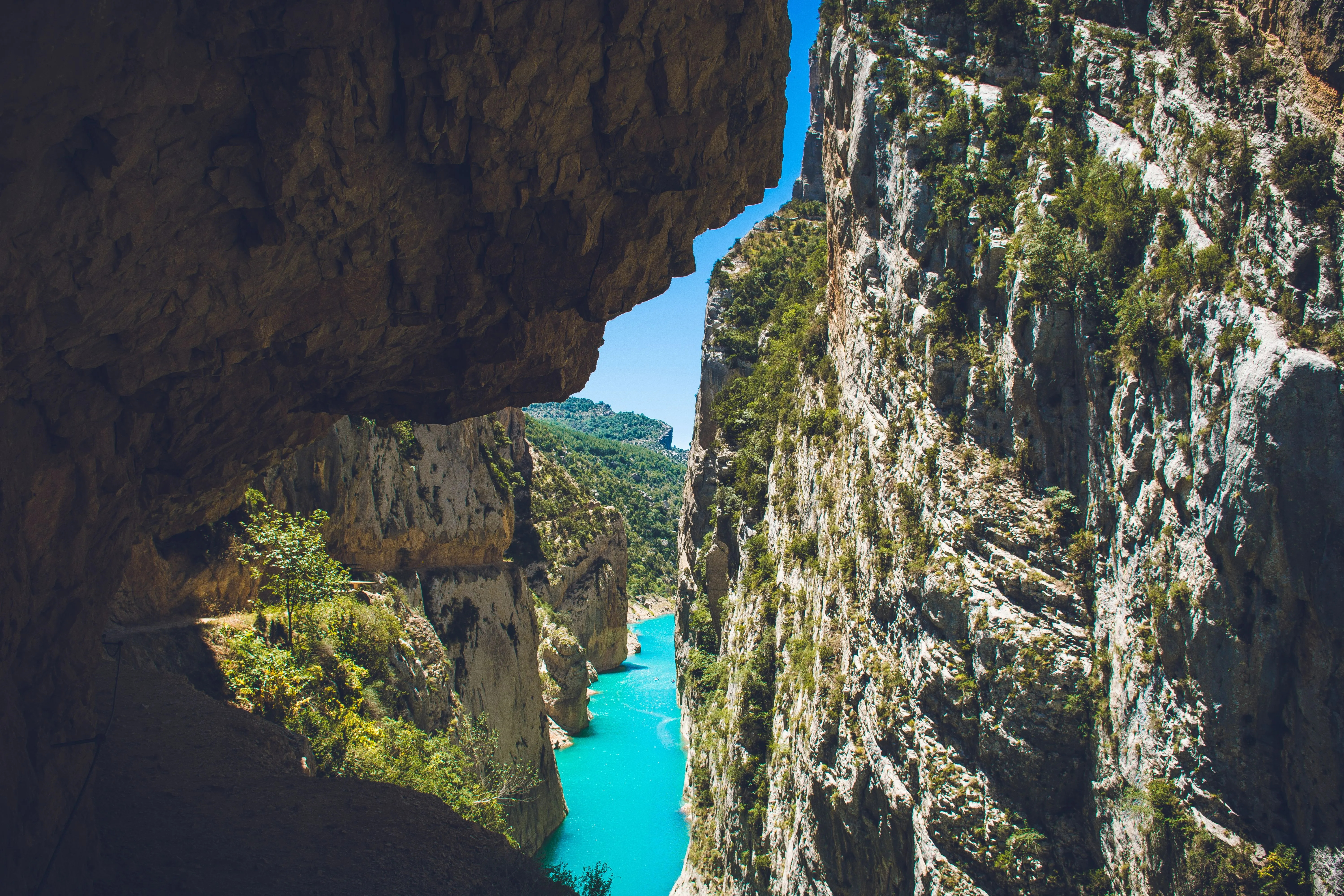 Turquoise water flowing through El Chorro canyon