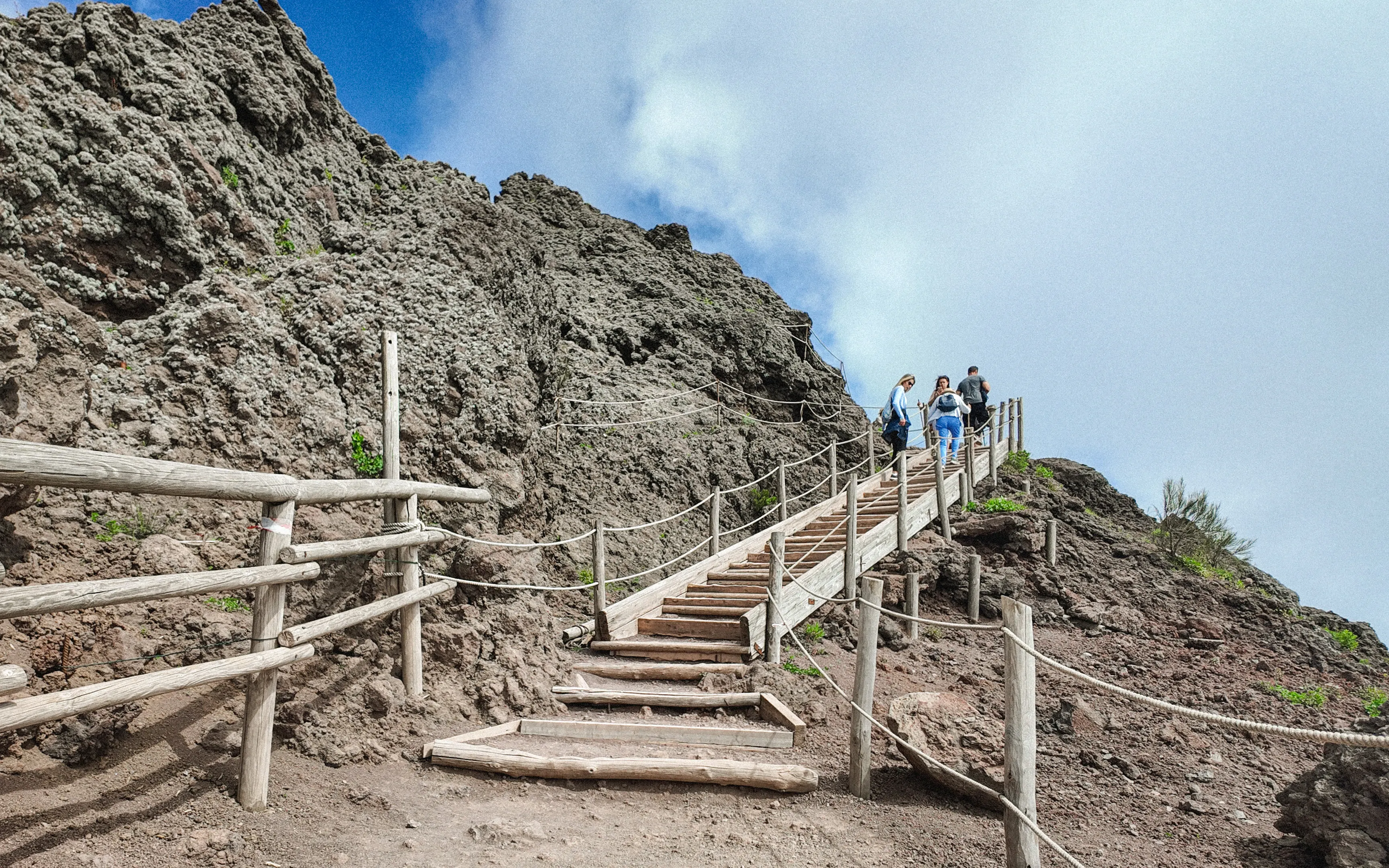 Vesuvius Crater Trail Deep Guide: Terrain, Pacing, and View Strategy