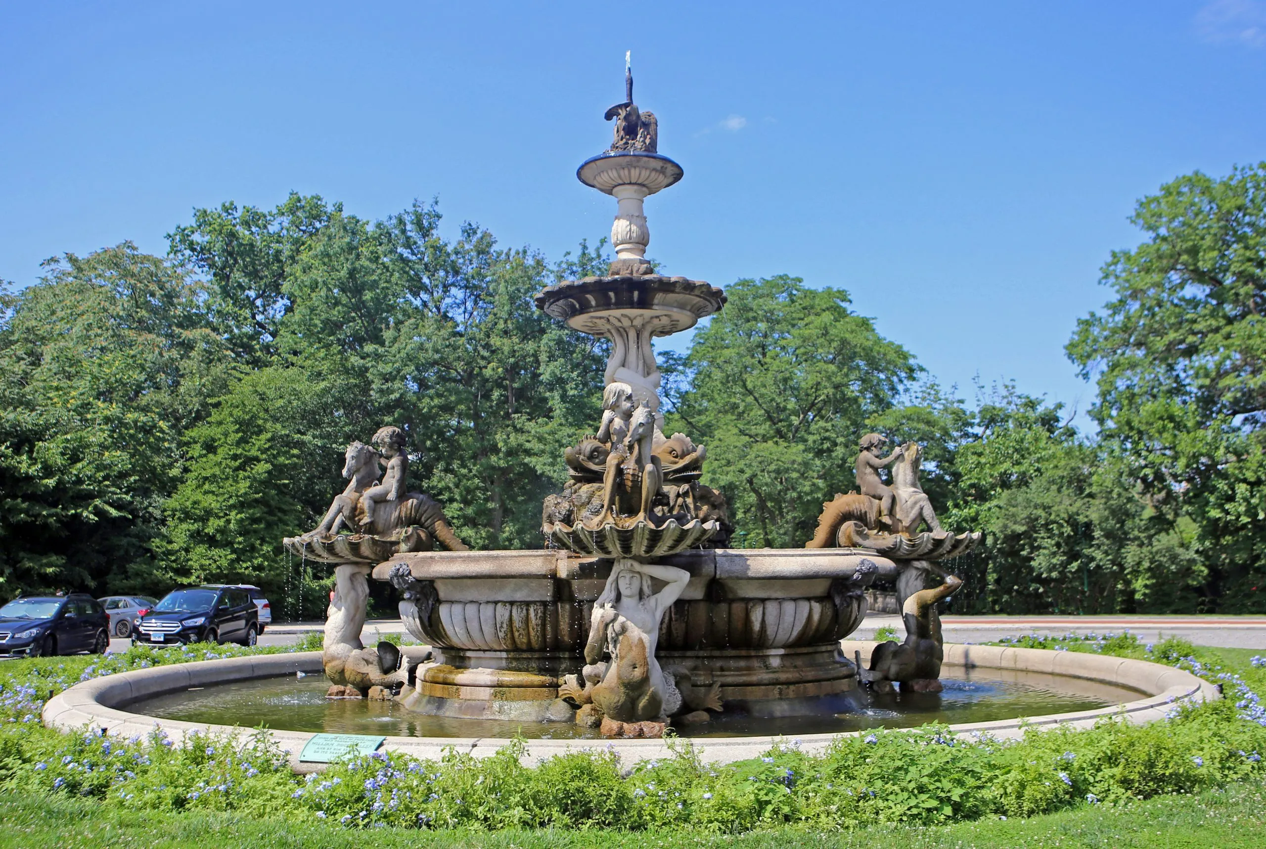 Bronx Zoo fountain and plaza