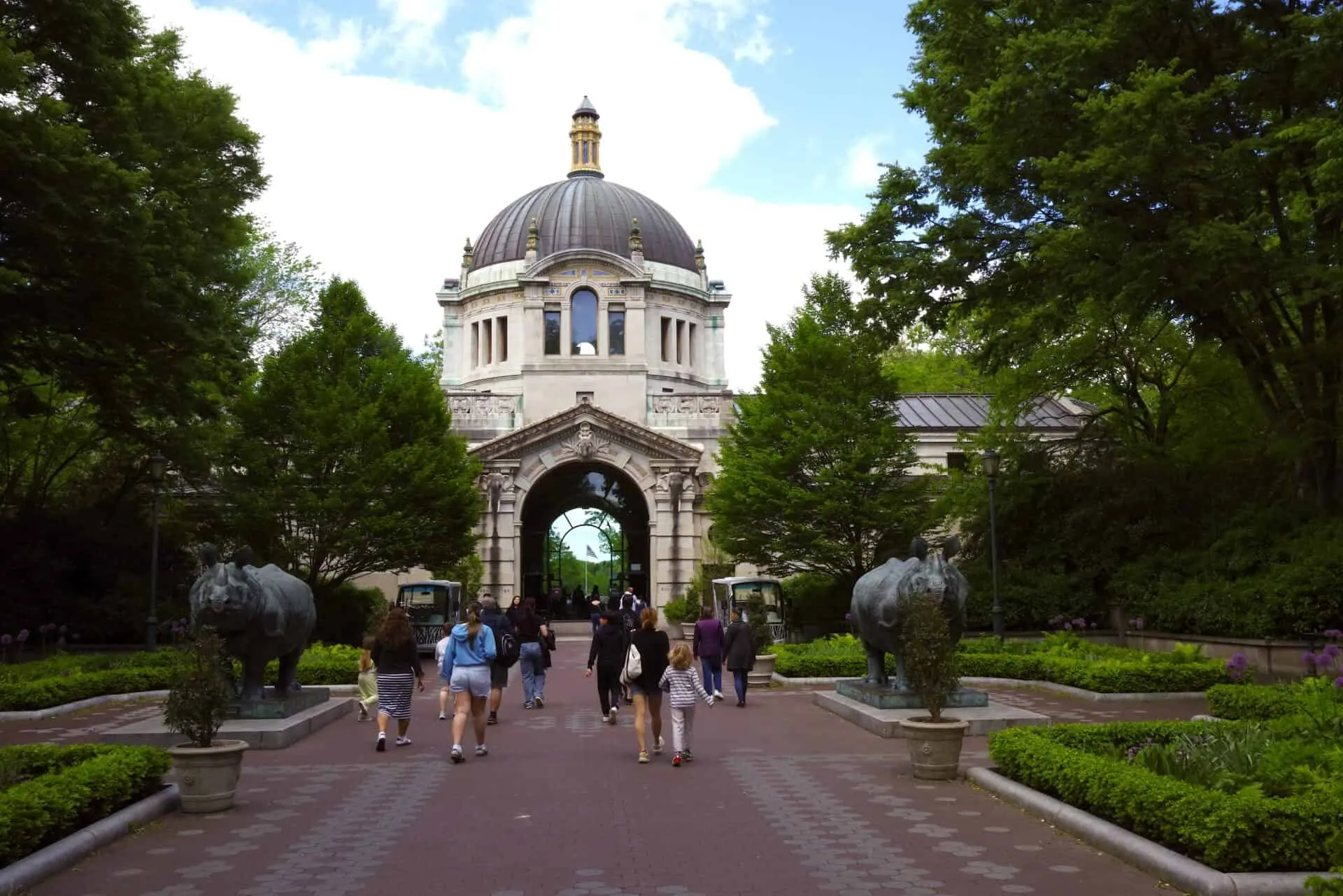 Dining at the Bronx Zoo: Best Spots, Quiet Hours, and Kid-Friendly Picks