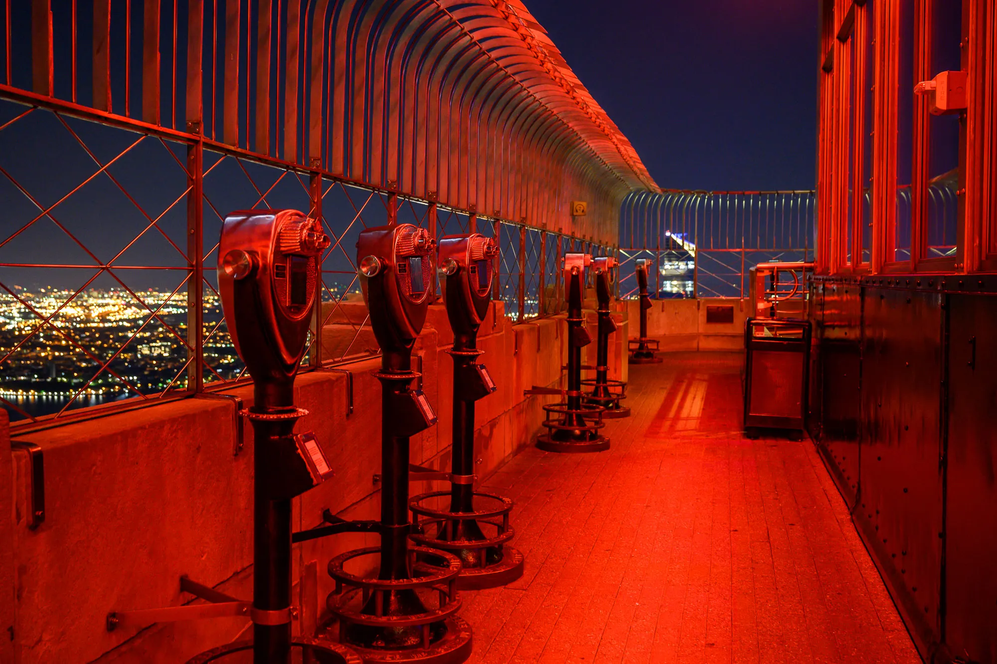 Observation deck binoculars with red lights