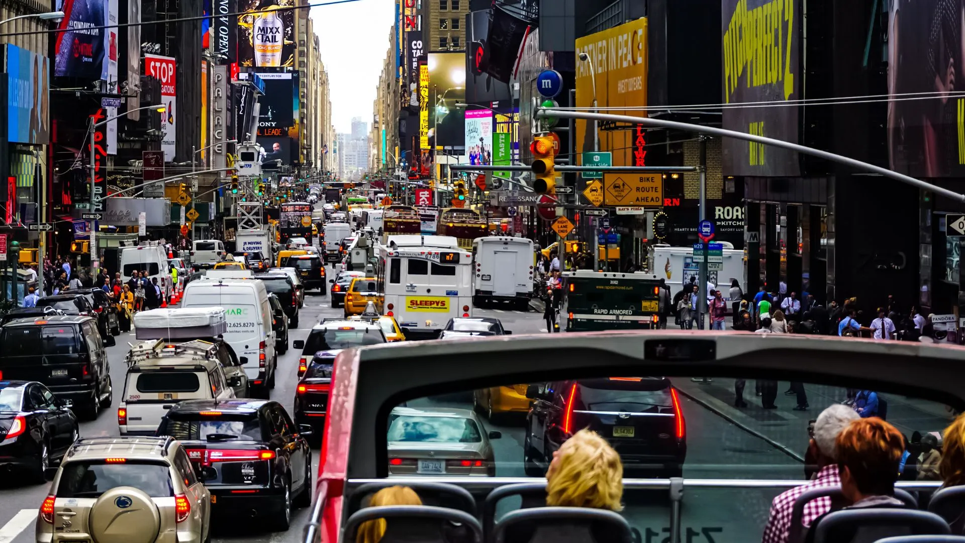 NYC HoHo Remote-Work Split Day: Deep Work Morning, Skyline Afternoon, Stress-Free Return