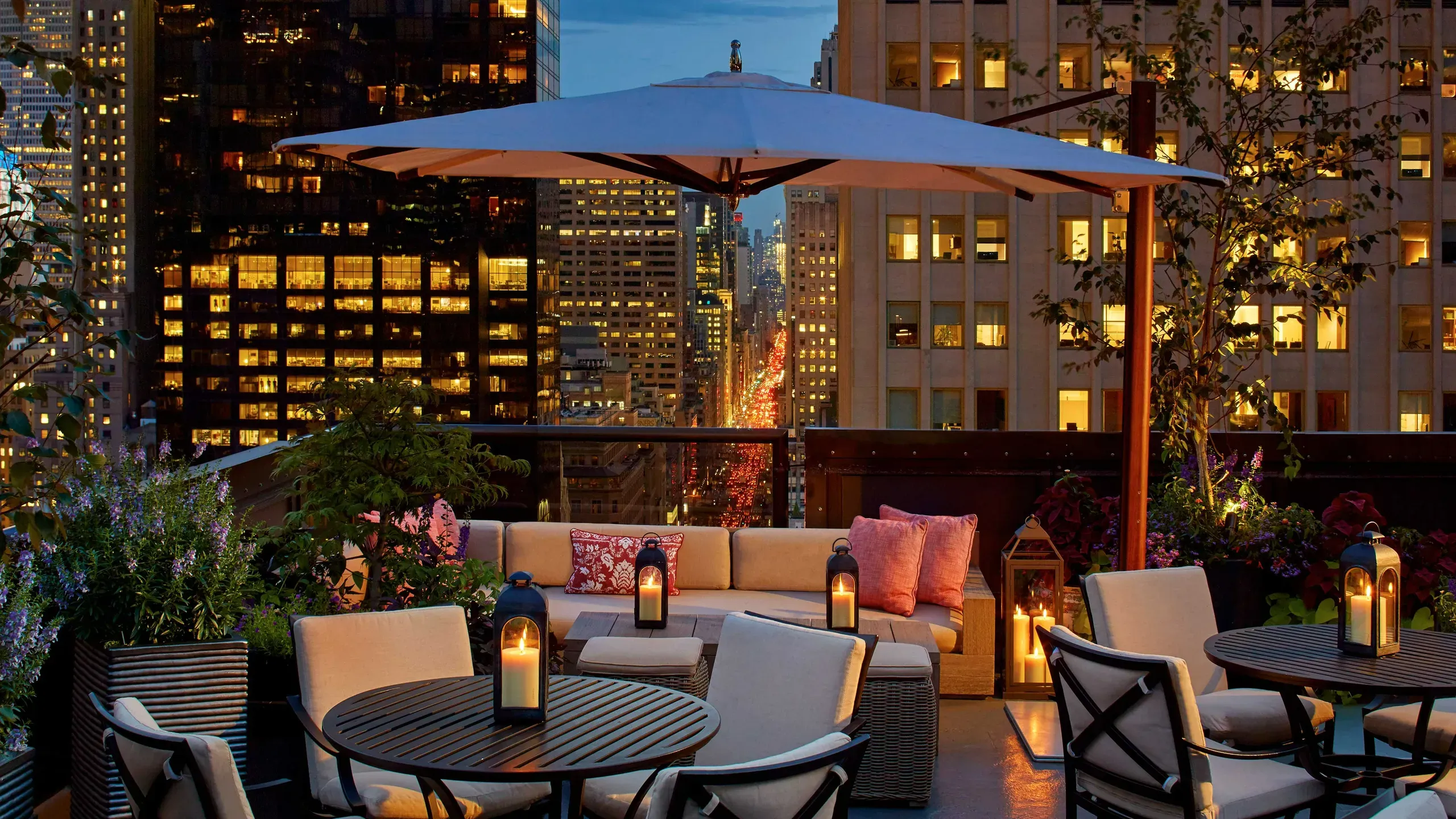 Salon de Ning rooftop at The Peninsula by night